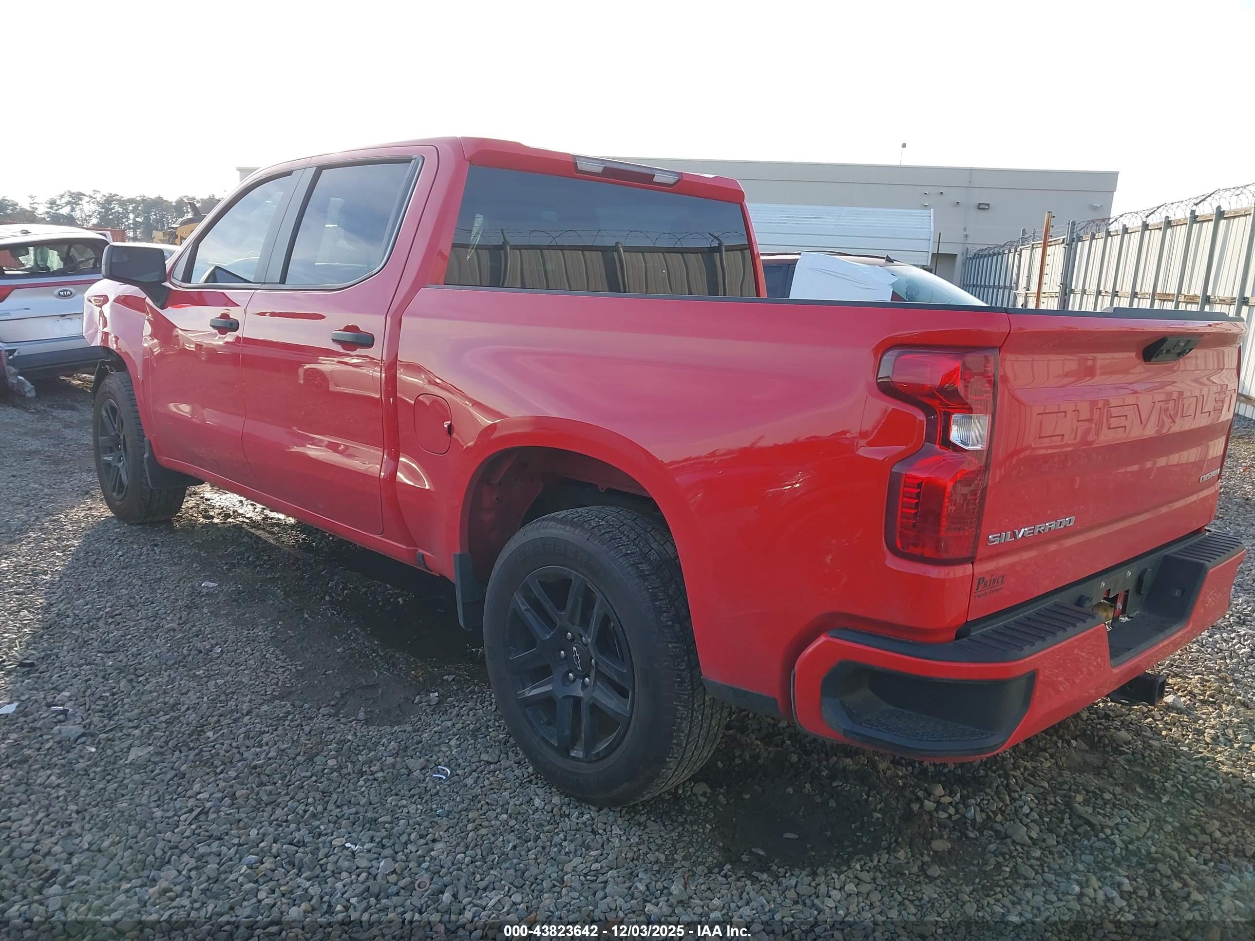 CHEVROLET SILVERADO image 3
