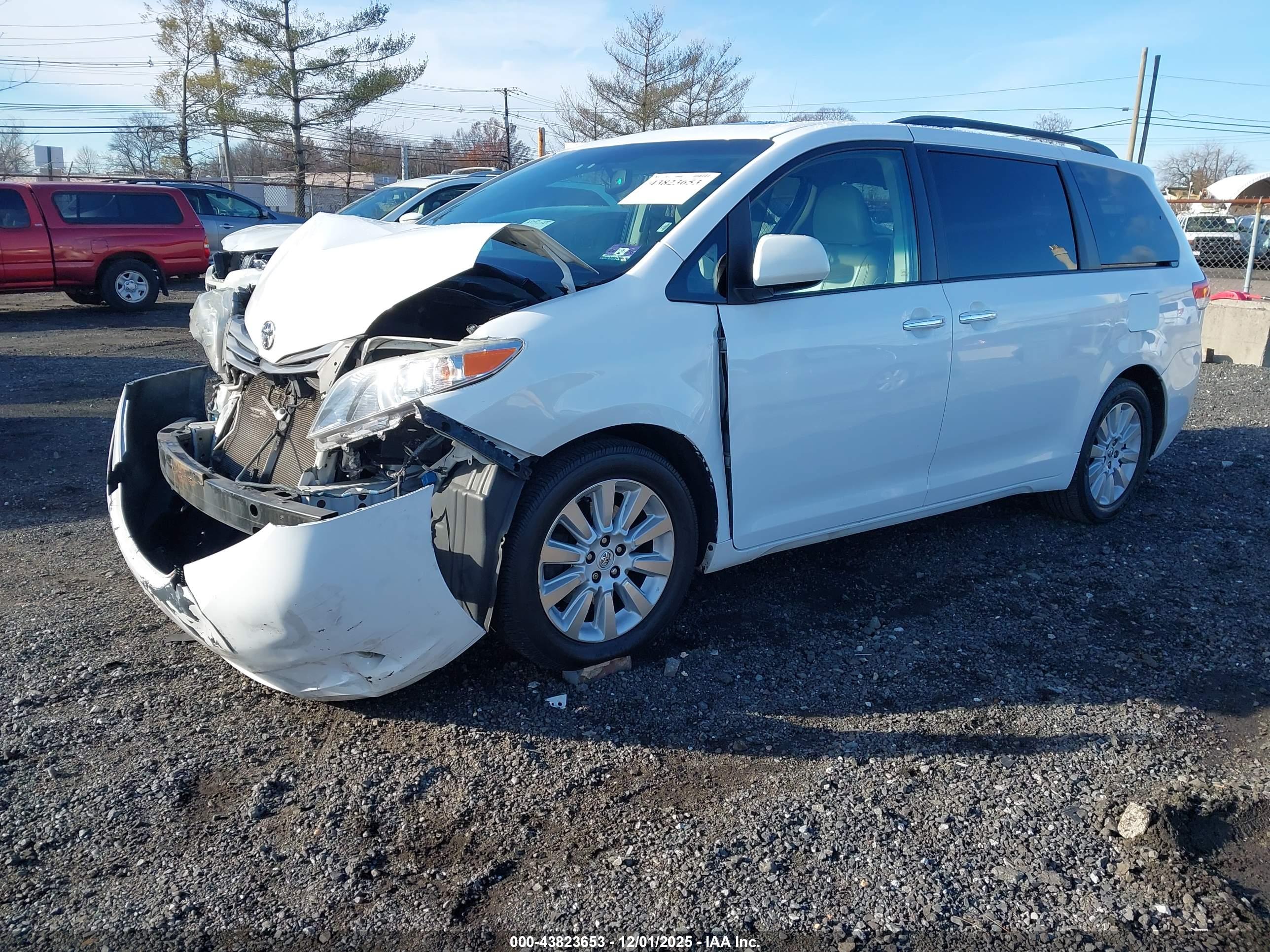 TOYOTA SIENNA image 2