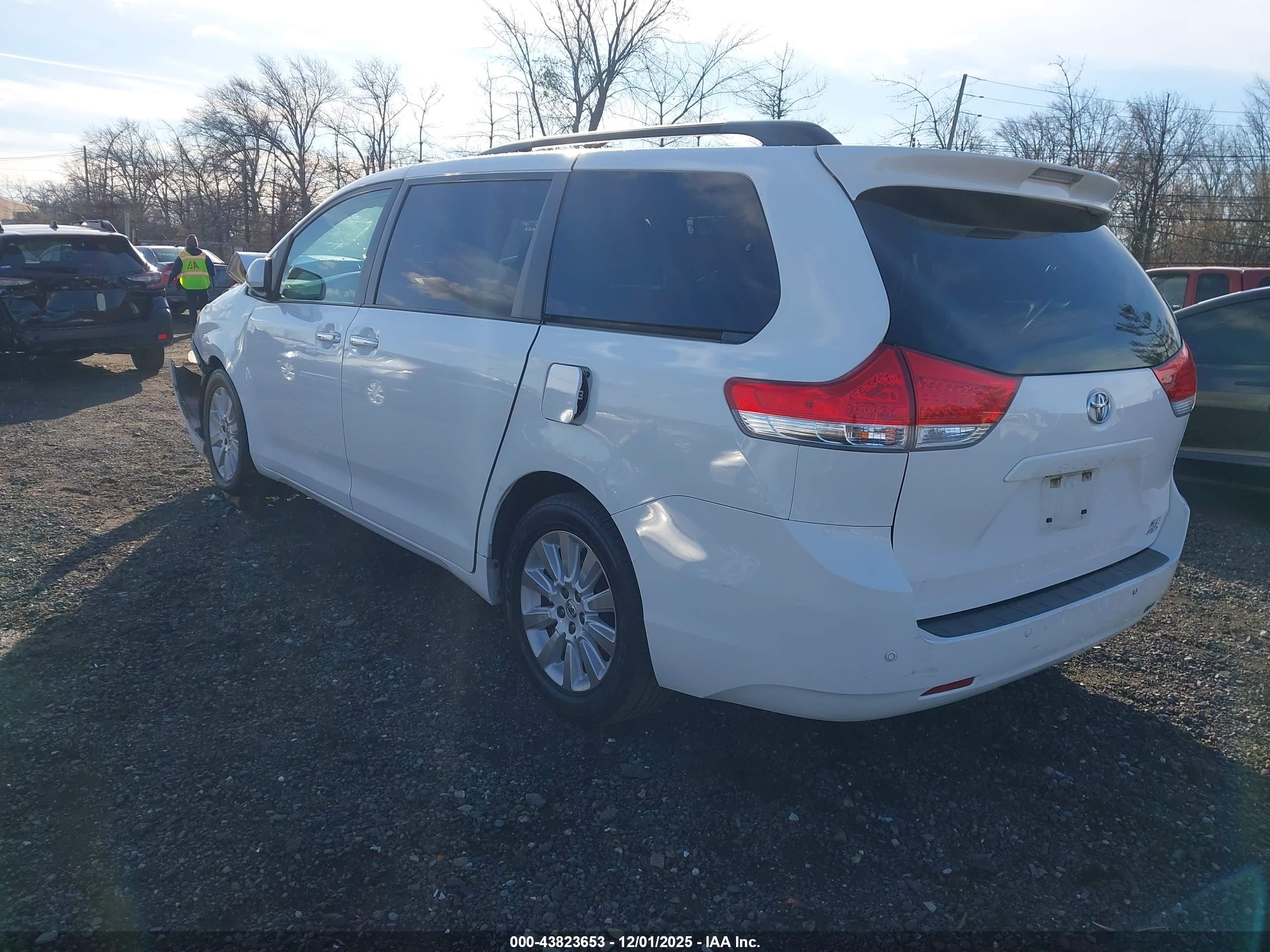 TOYOTA SIENNA image 3
