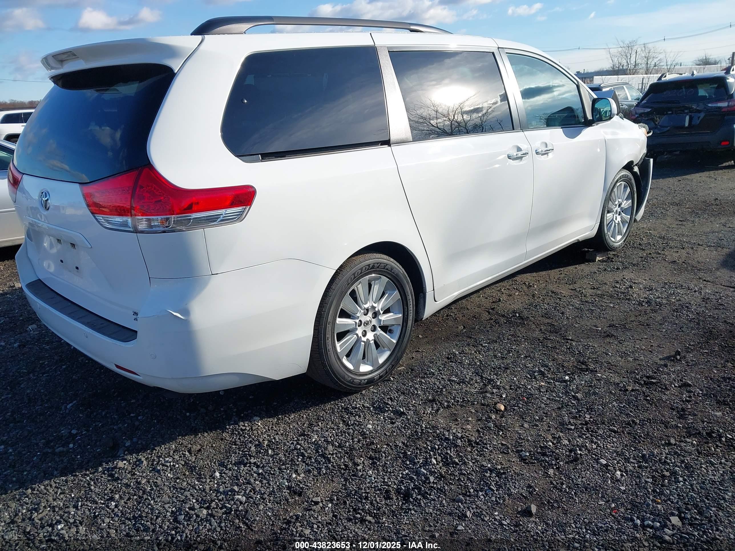 TOYOTA SIENNA image 4