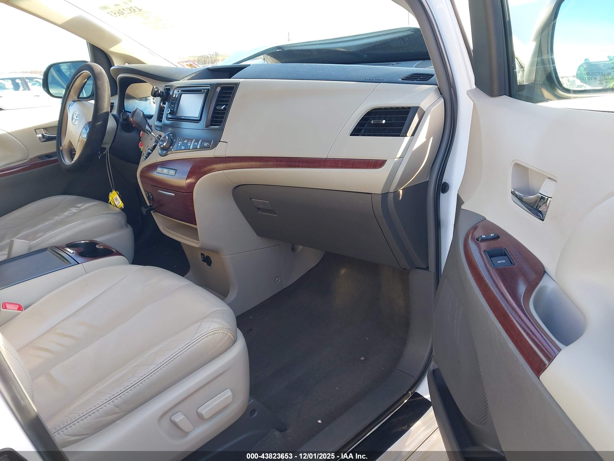 TOYOTA SIENNA image 5