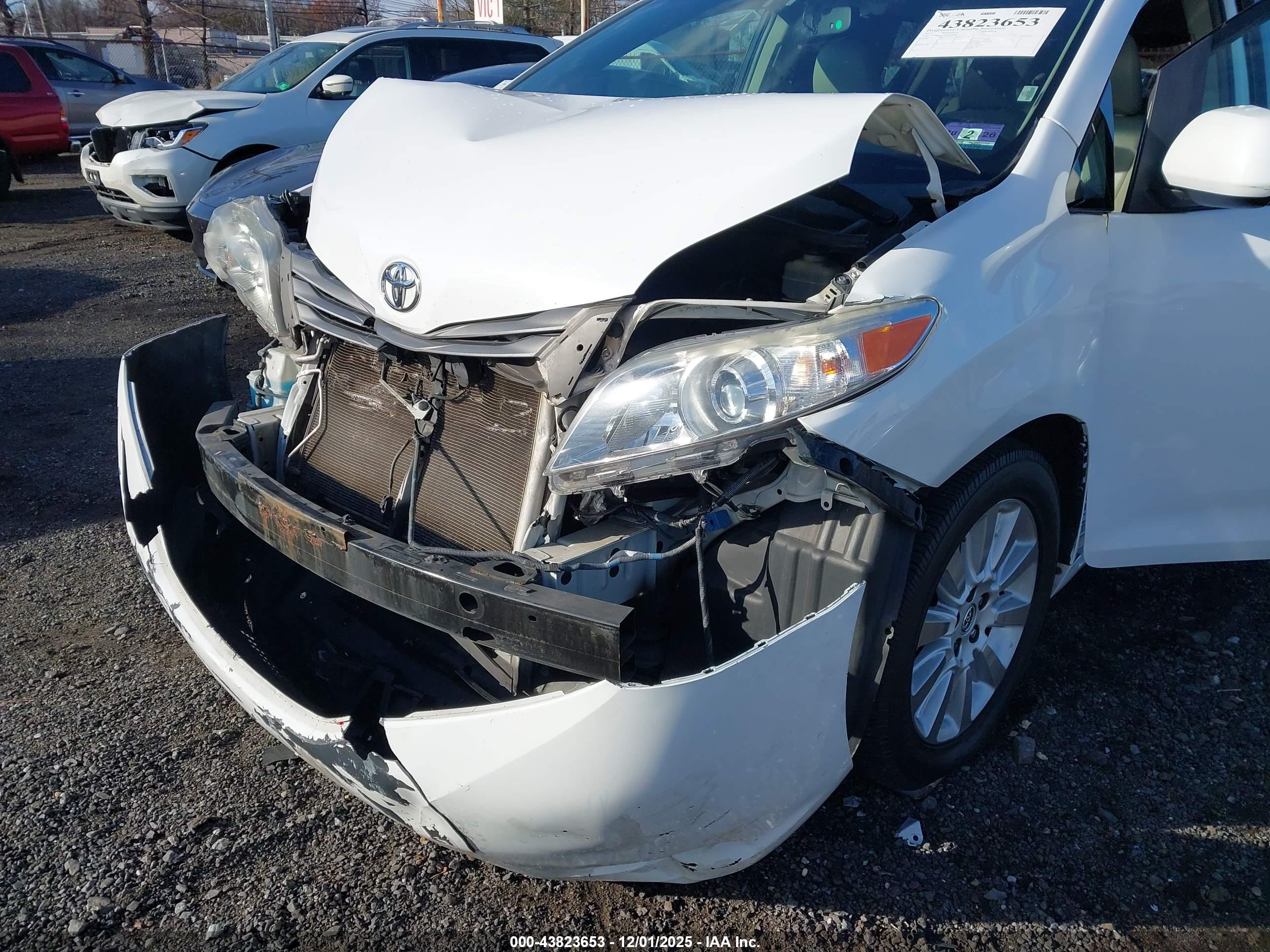TOYOTA SIENNA image 6