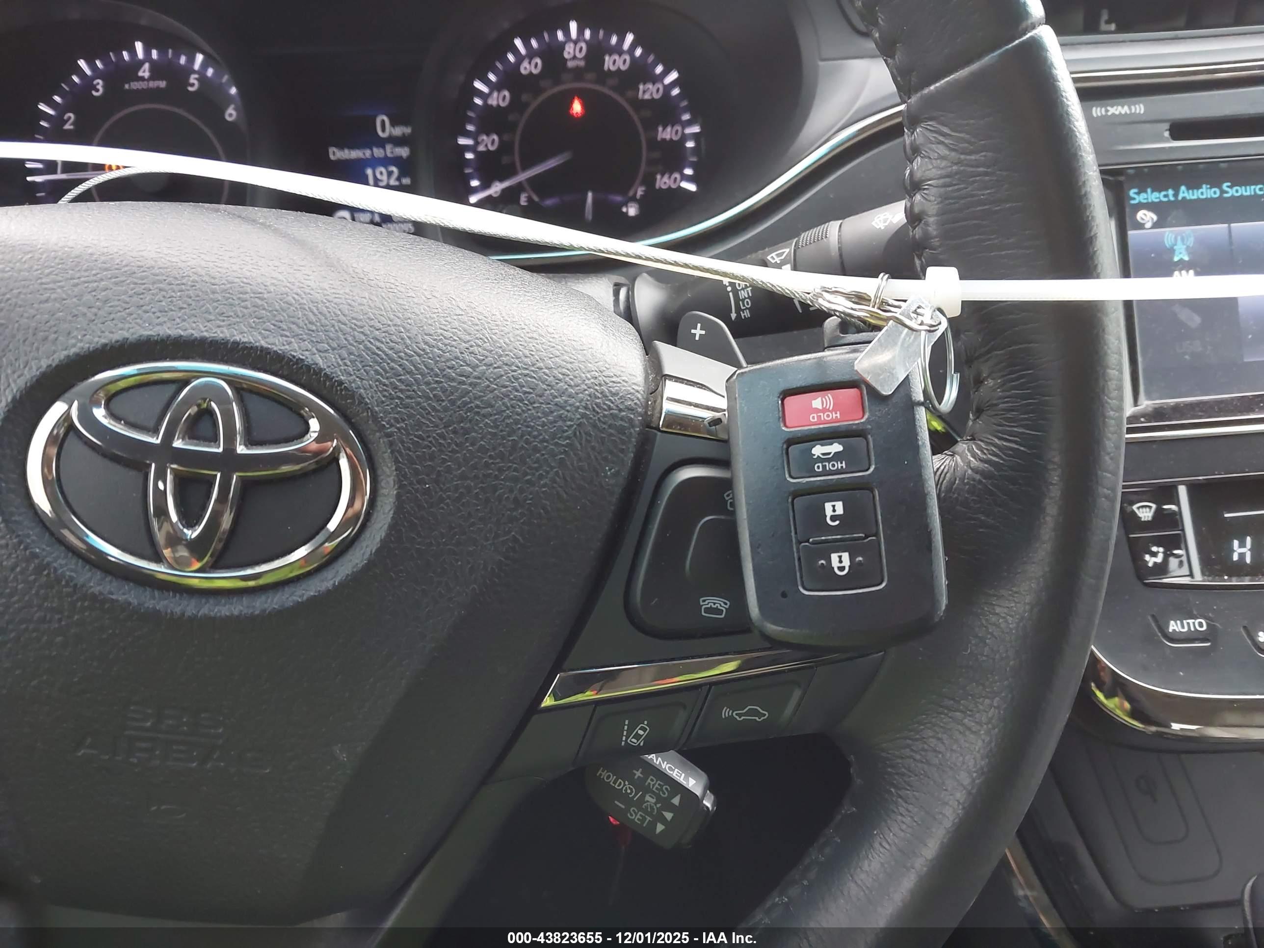 TOYOTA AVALON image 11