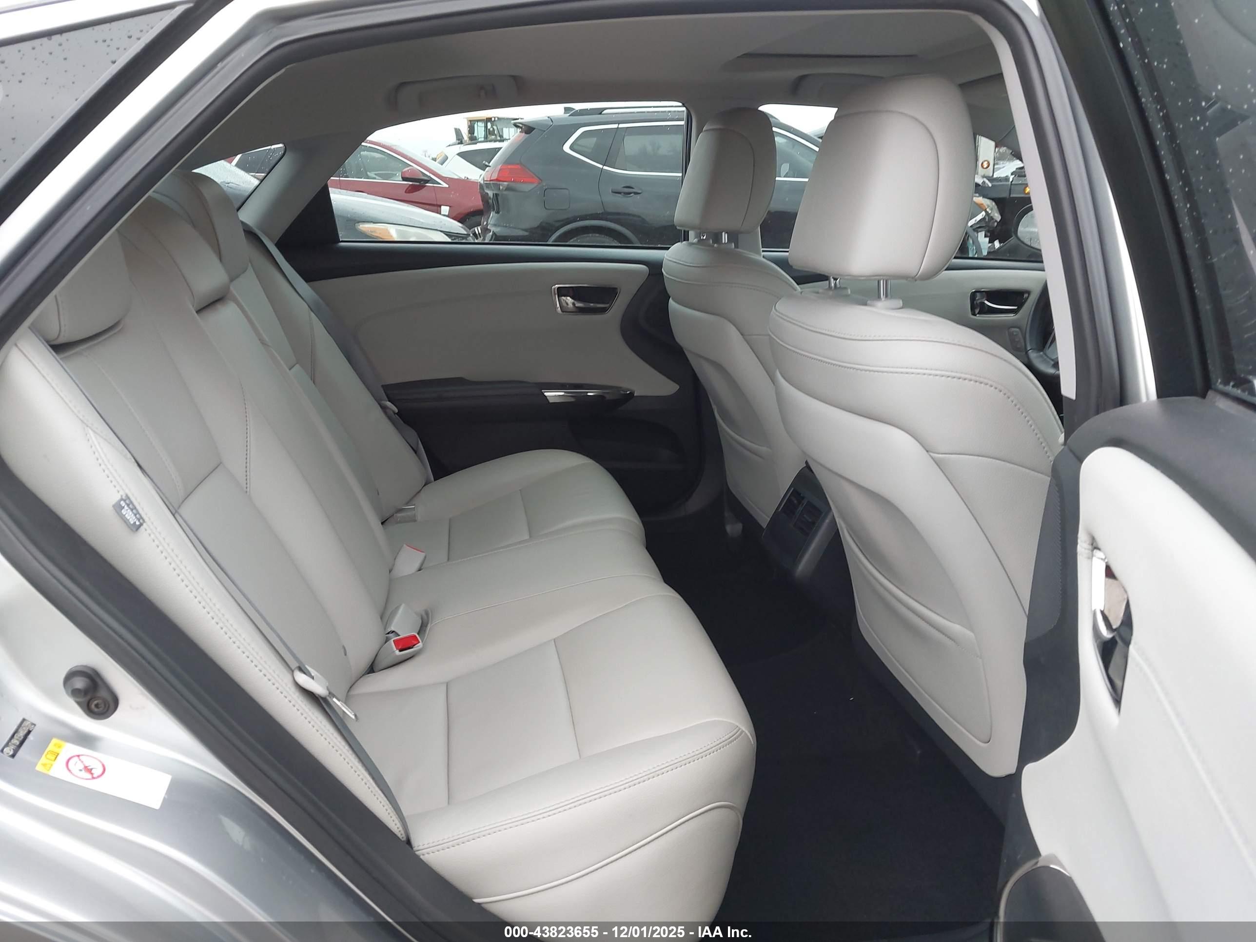 TOYOTA AVALON image 8