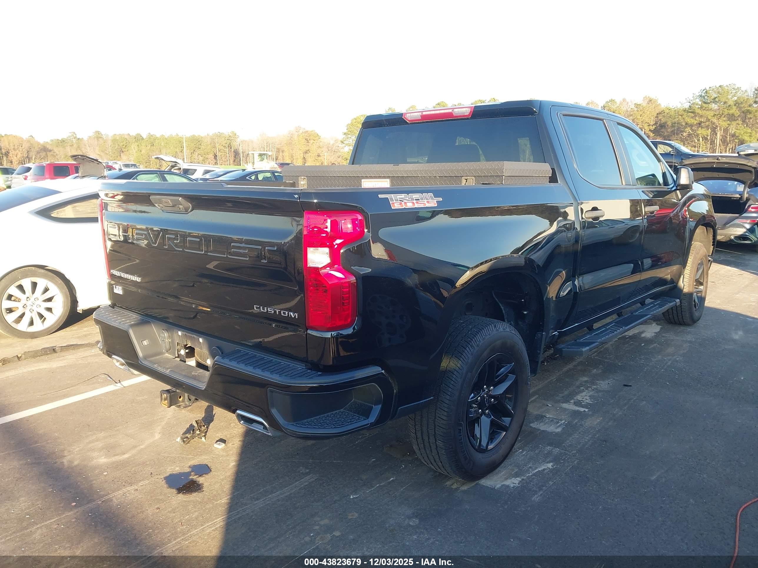 CHEVROLET SILVERADO image 4