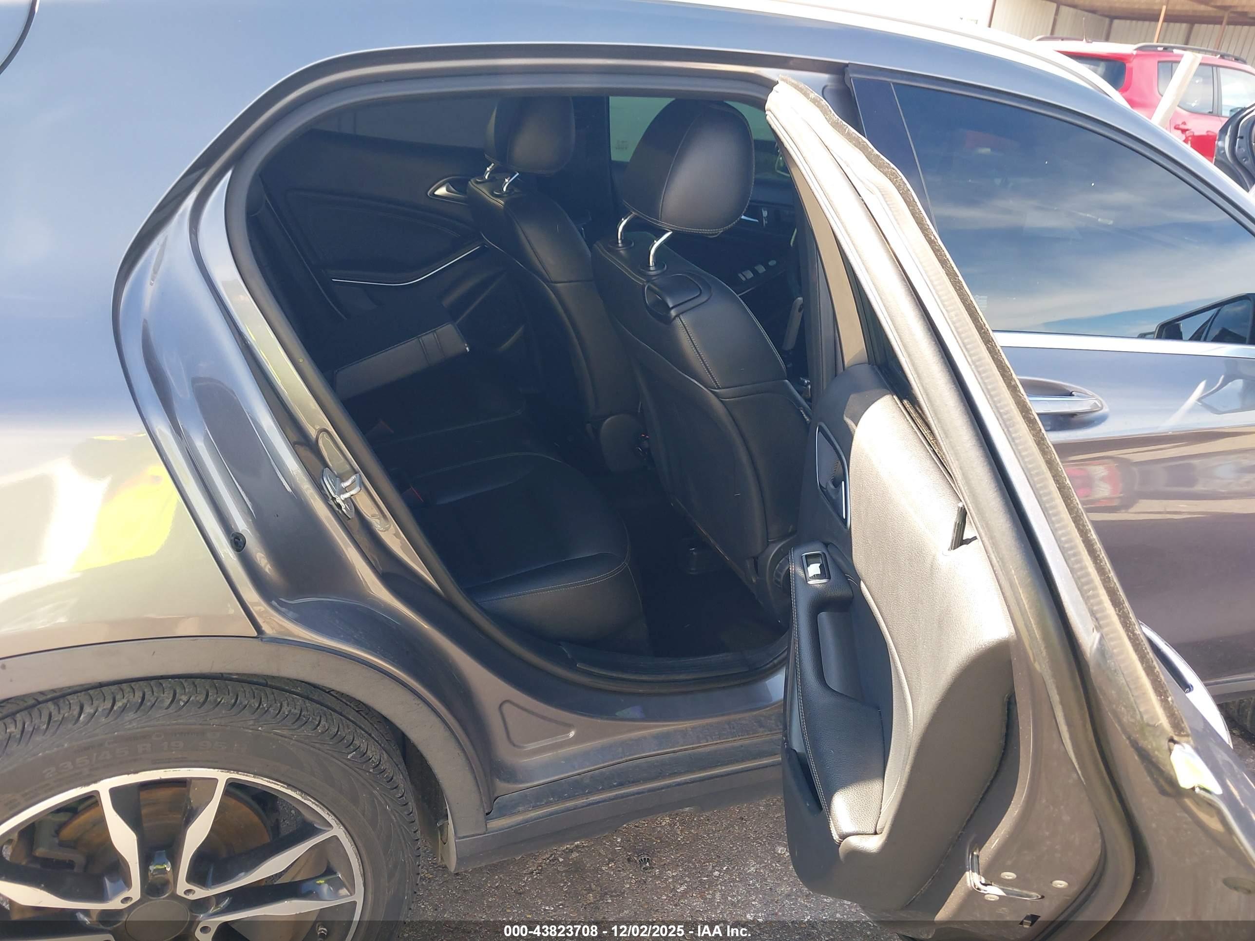 MERCEDES-BENZ GLA image 8