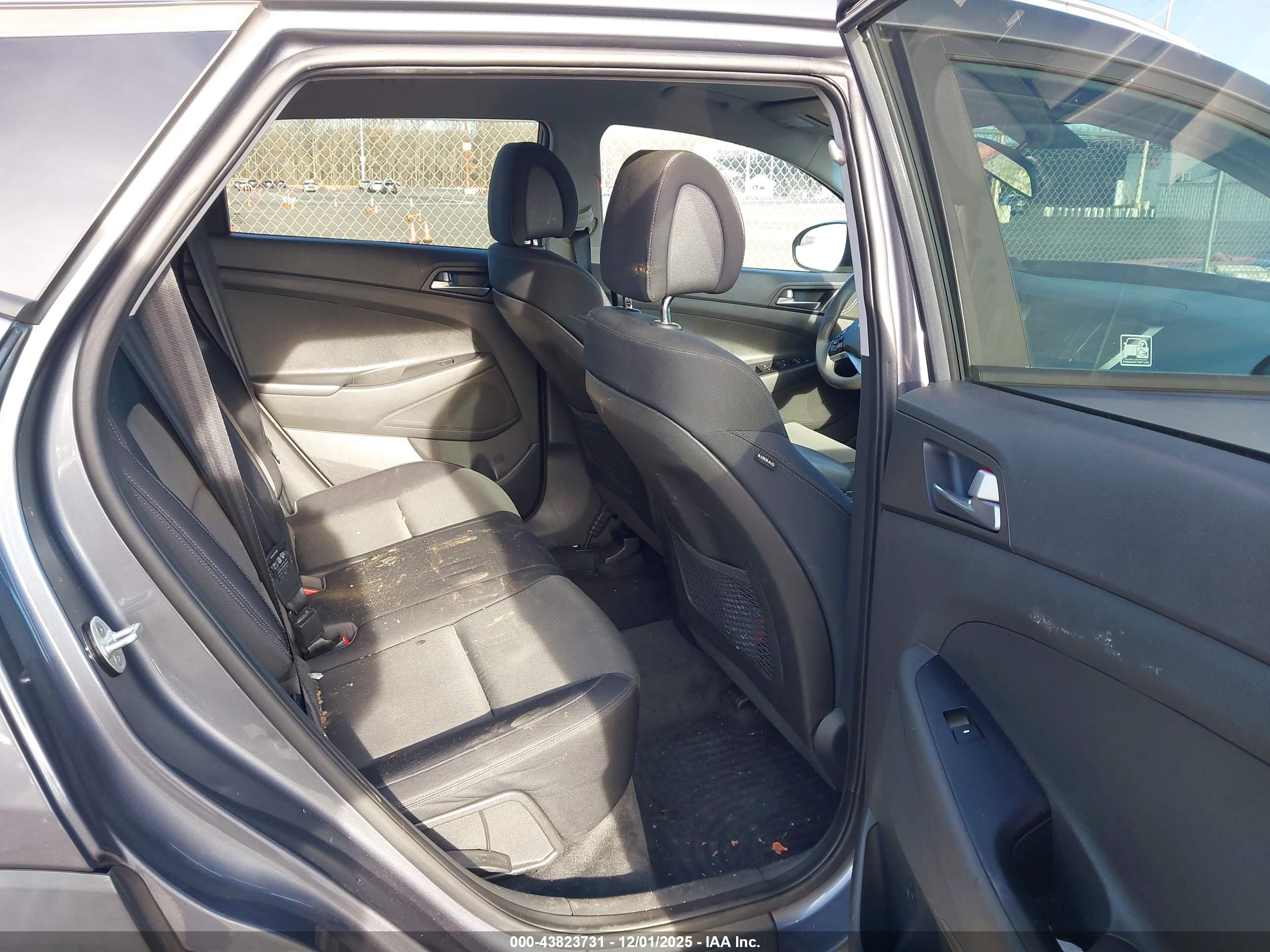 HYUNDAI TUCSON image 8