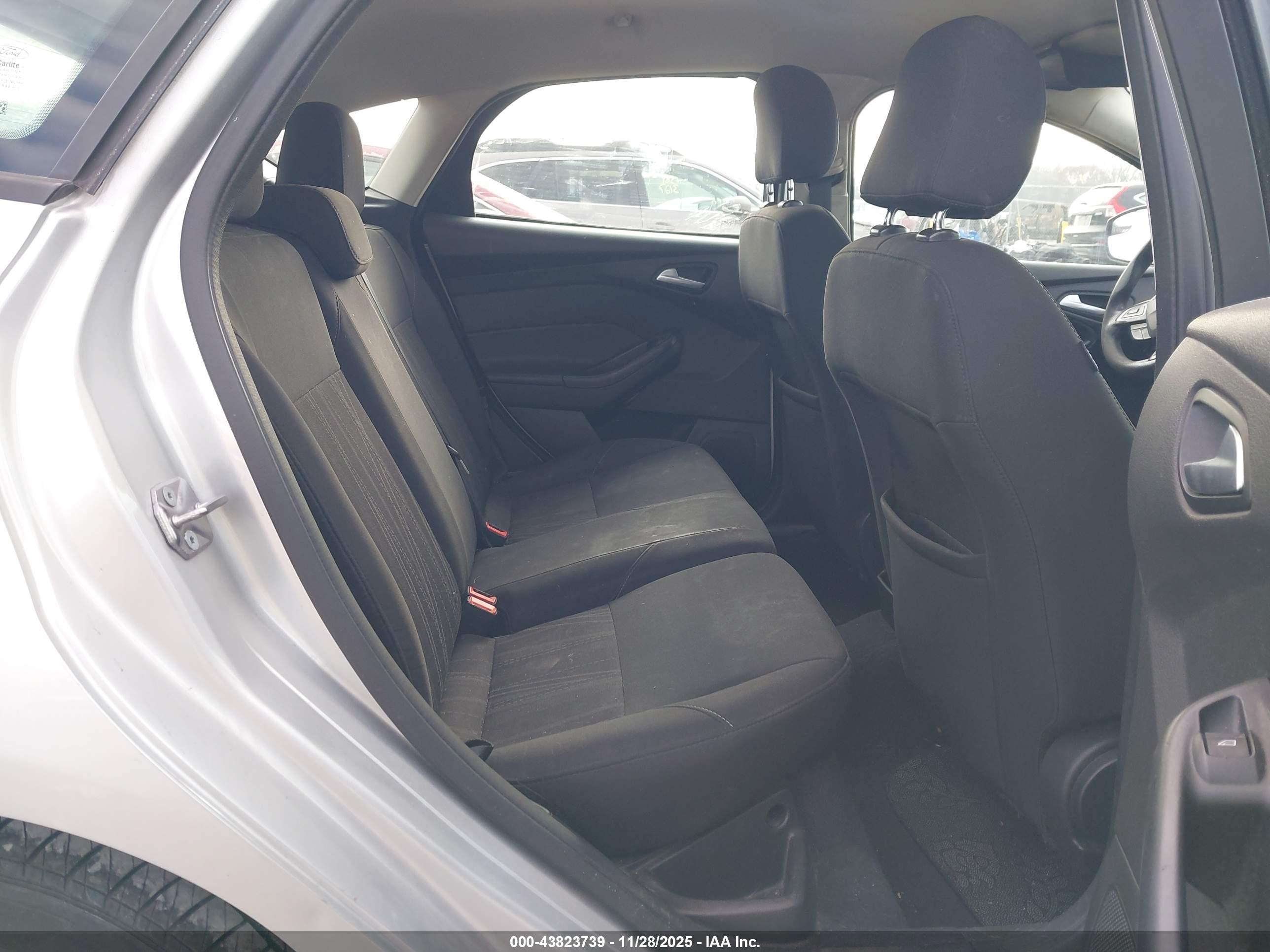 FORD FOCUS image 8