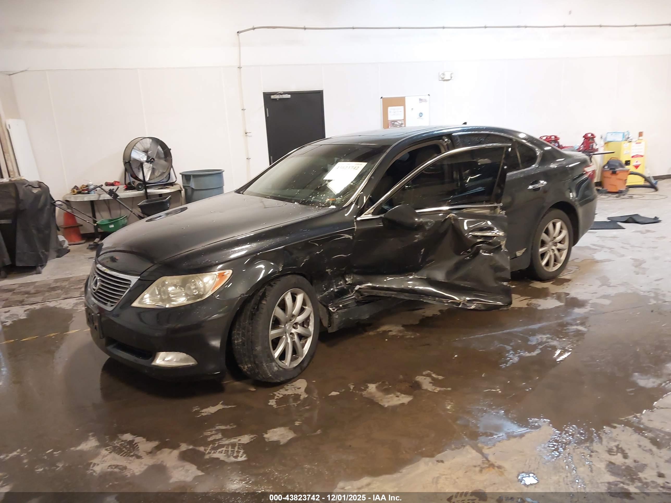 LEXUS LS image 2