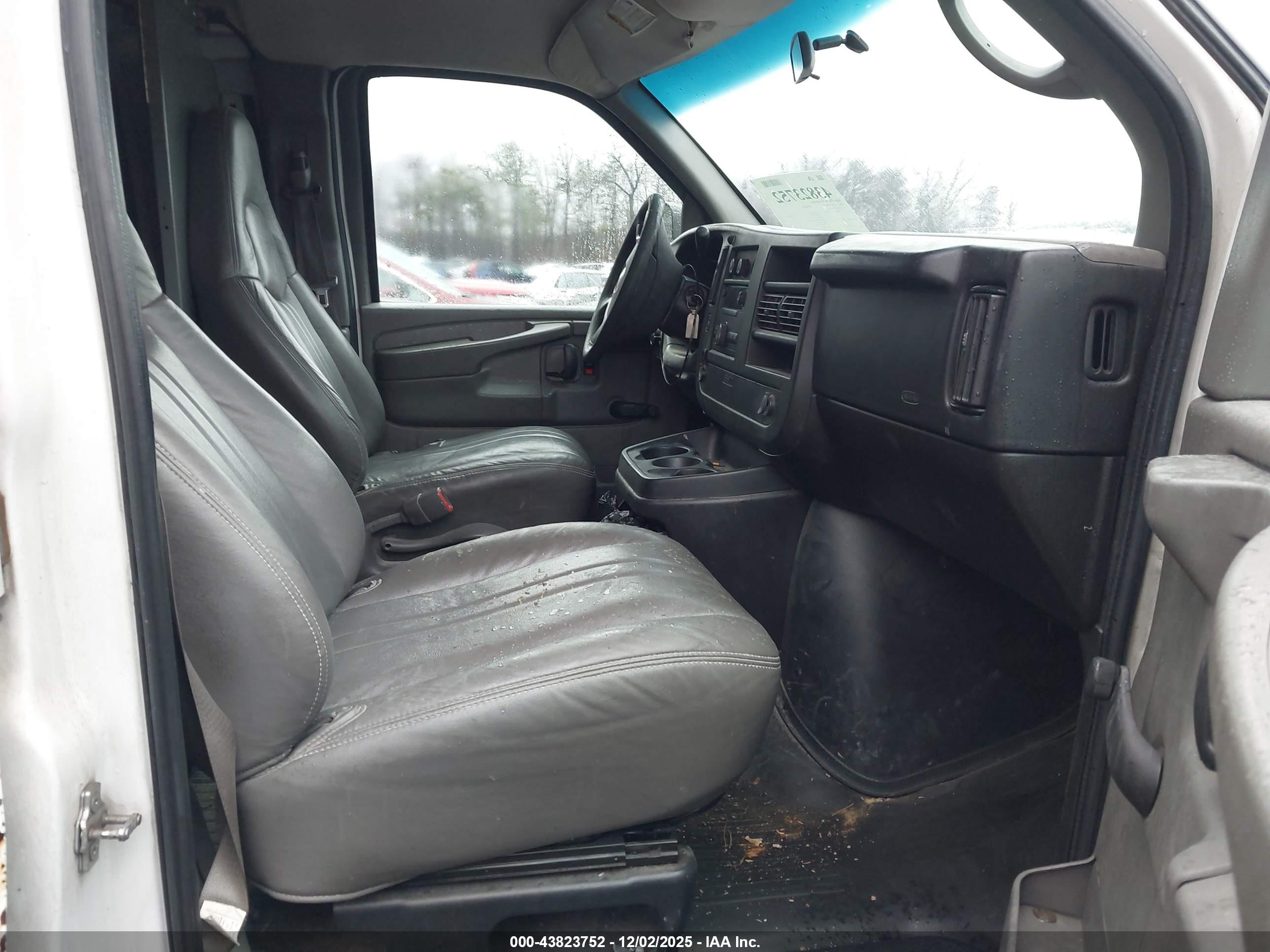 CHEVROLET EXPRESS image 5