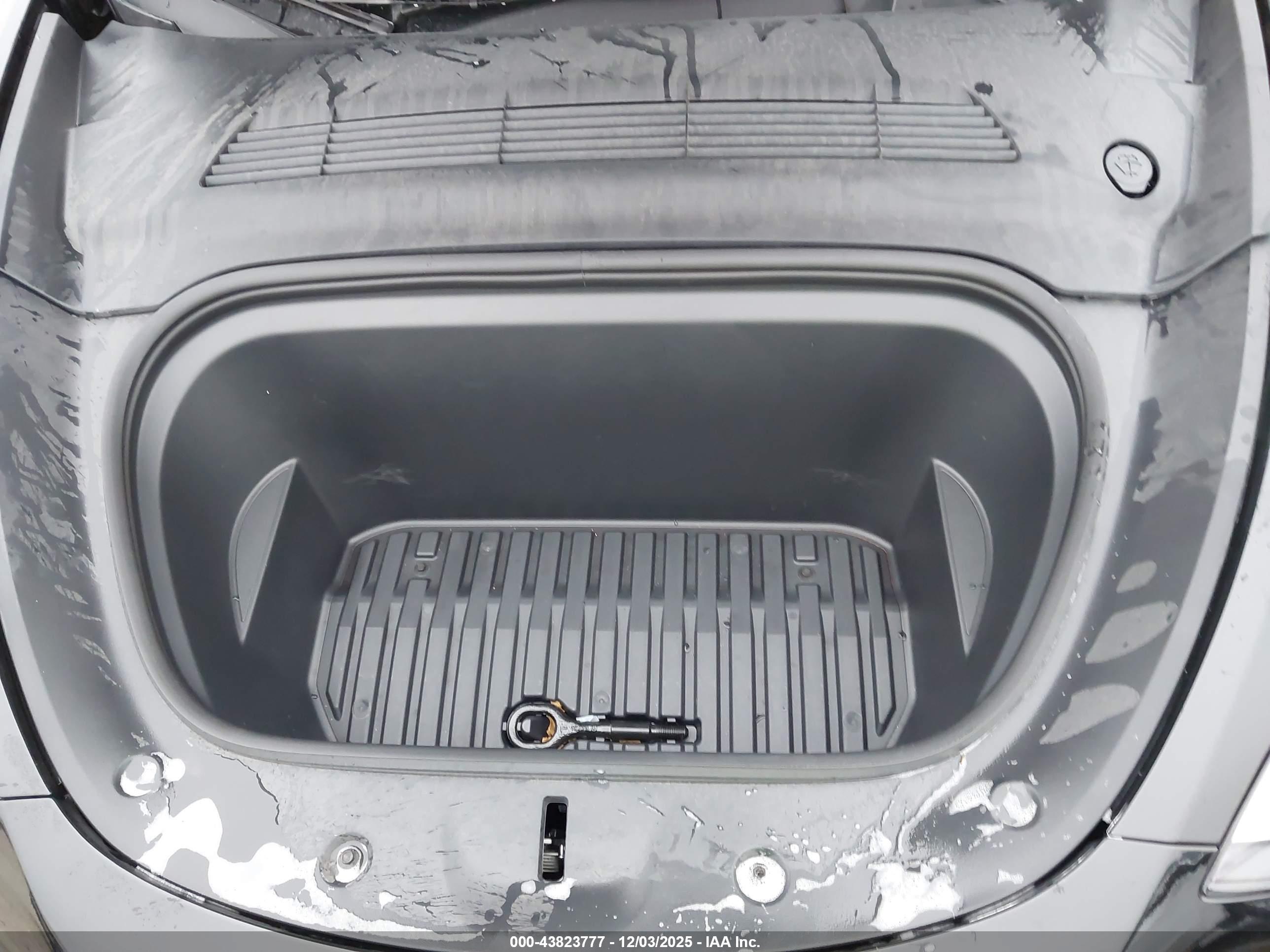 TESLA MODEL image 10
