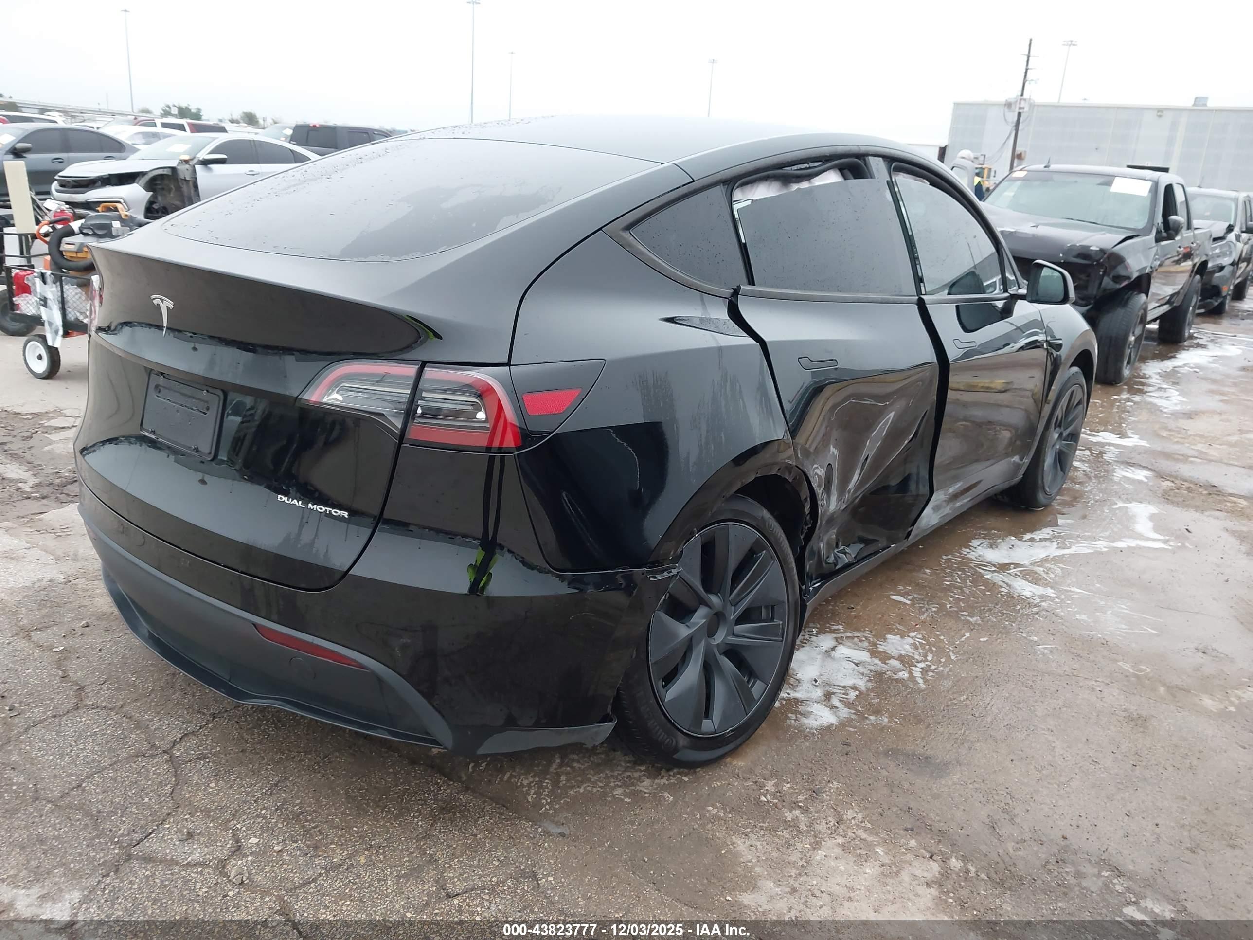 TESLA MODEL image 4