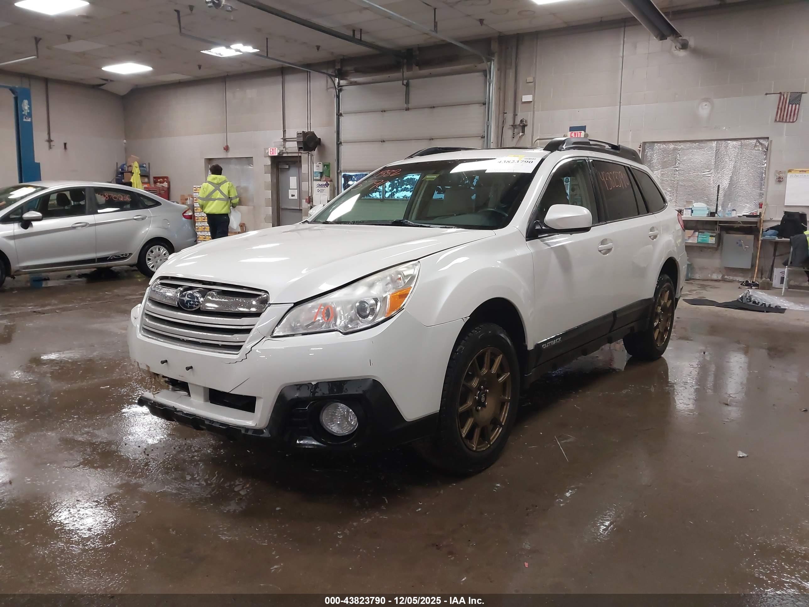 SUBARU OUTBACK image 2