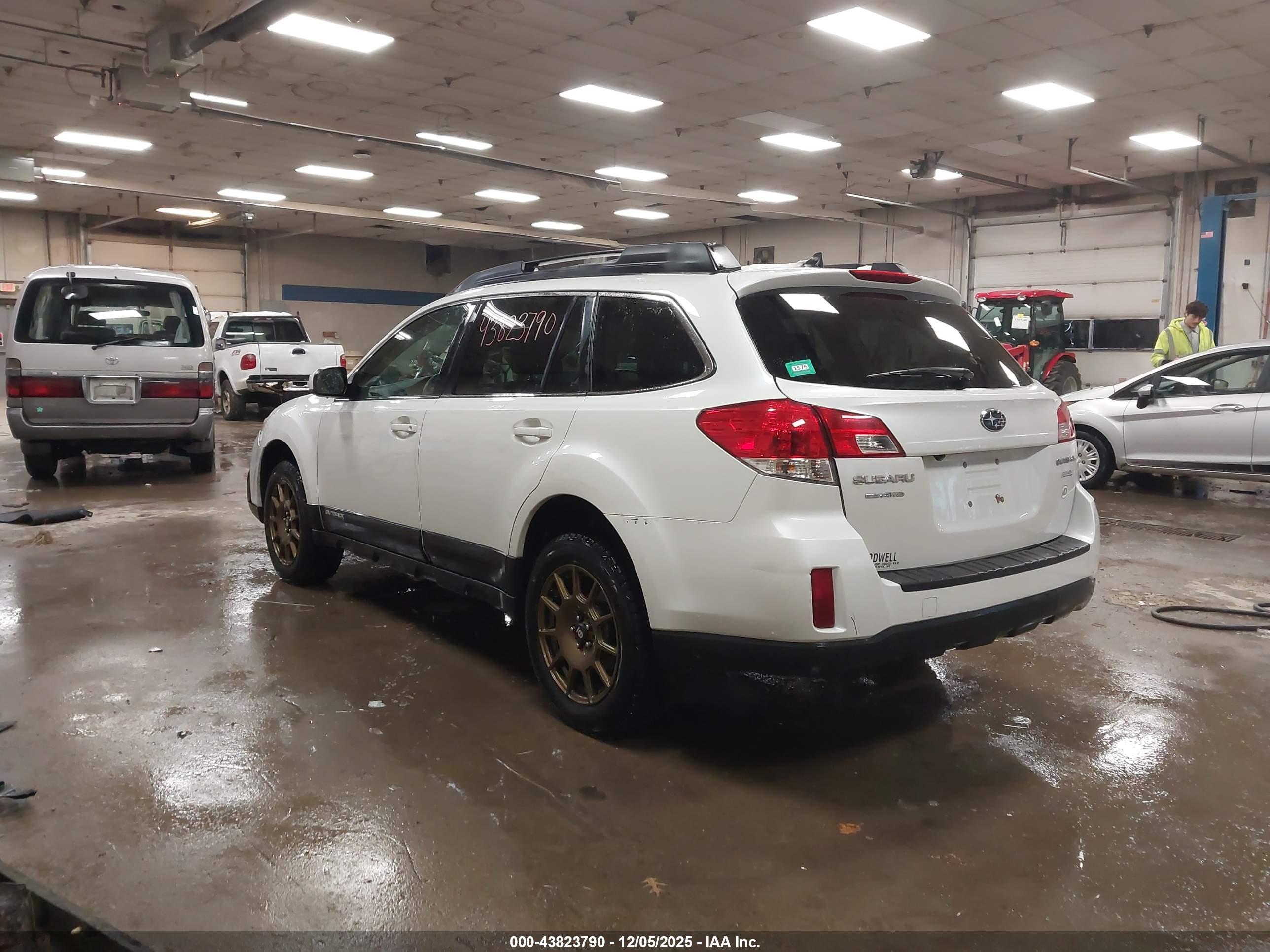 SUBARU OUTBACK image 3