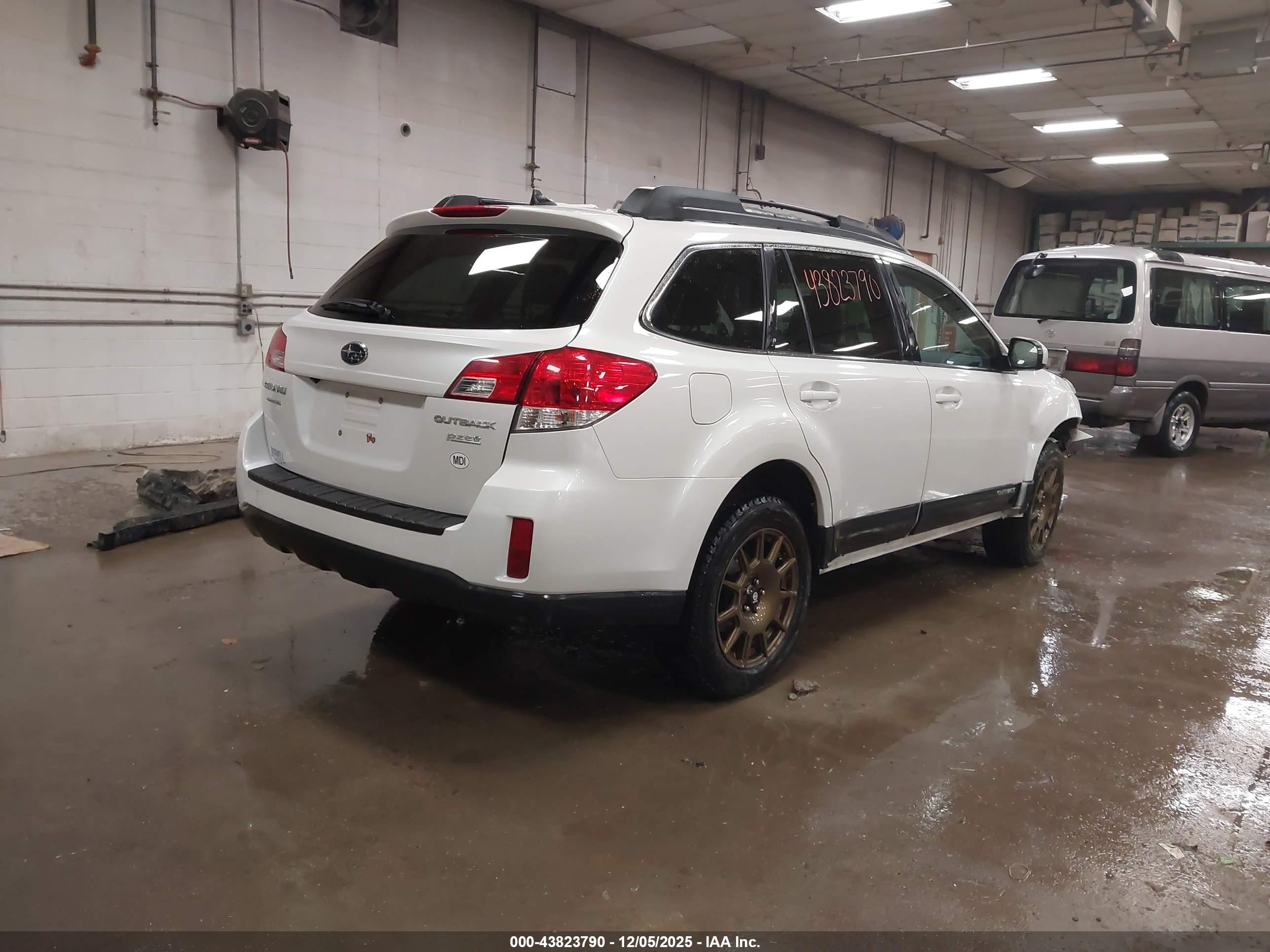 SUBARU OUTBACK image 4