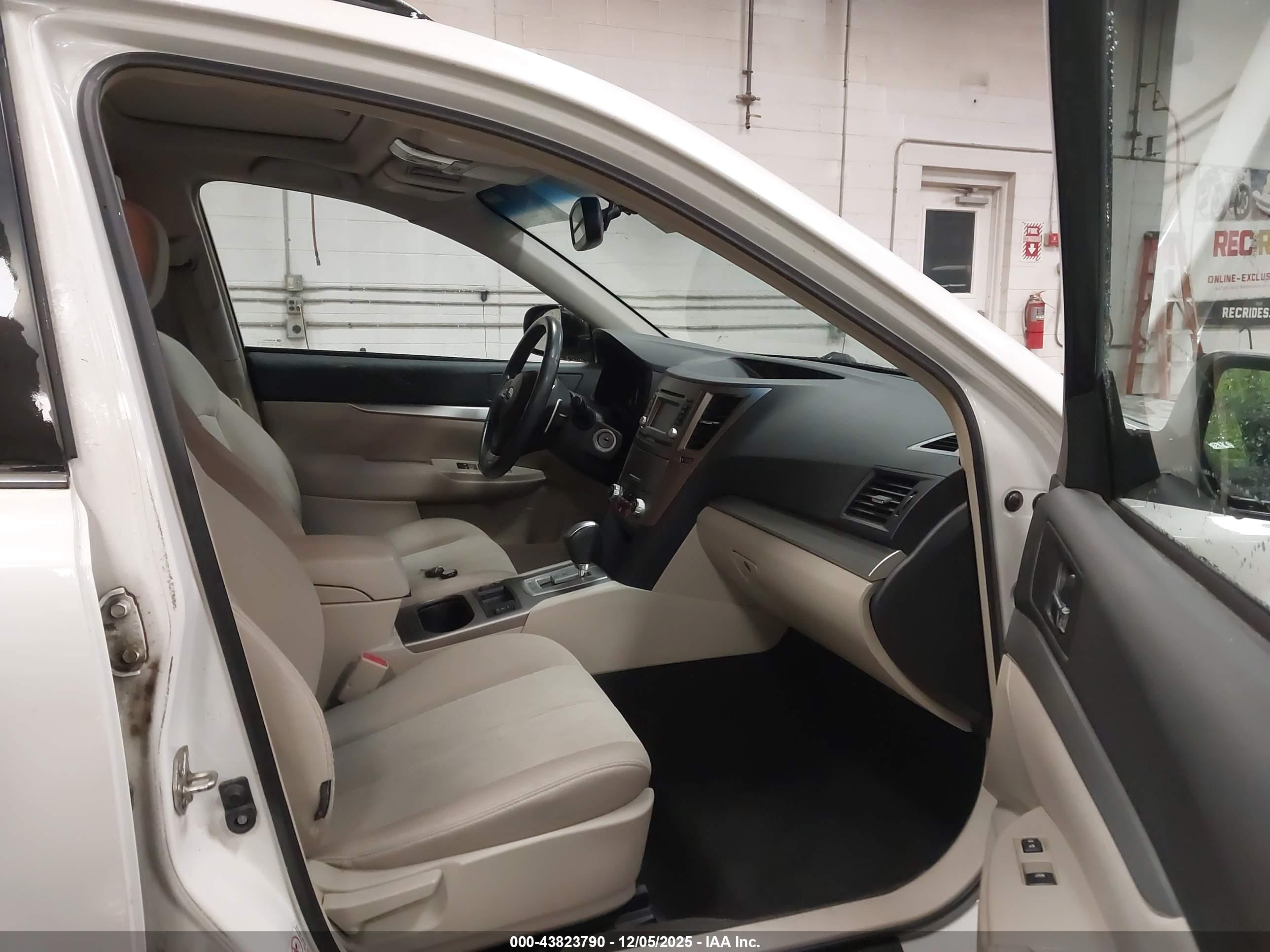 SUBARU OUTBACK image 5