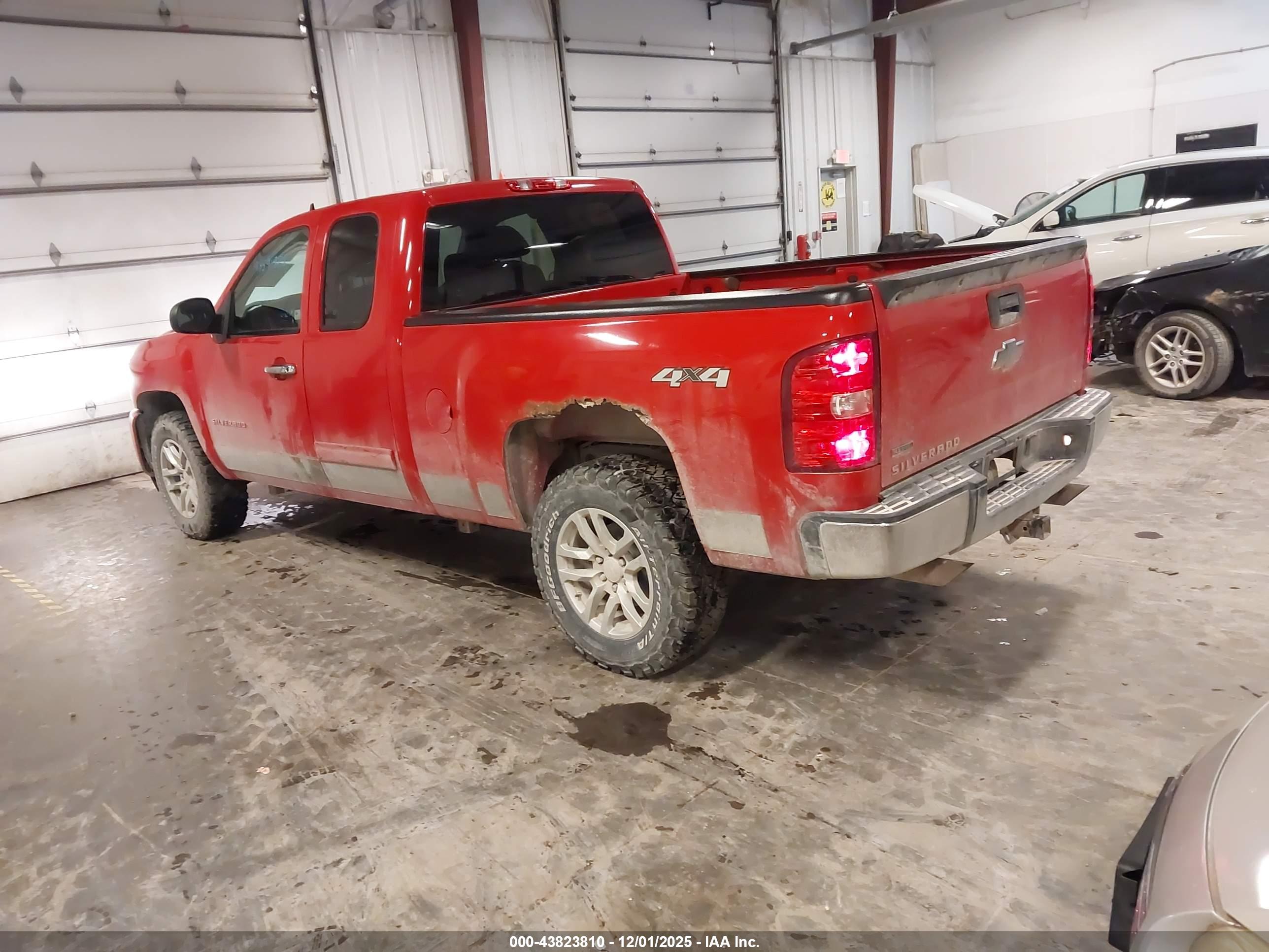 CHEVROLET SILVERADO image 3