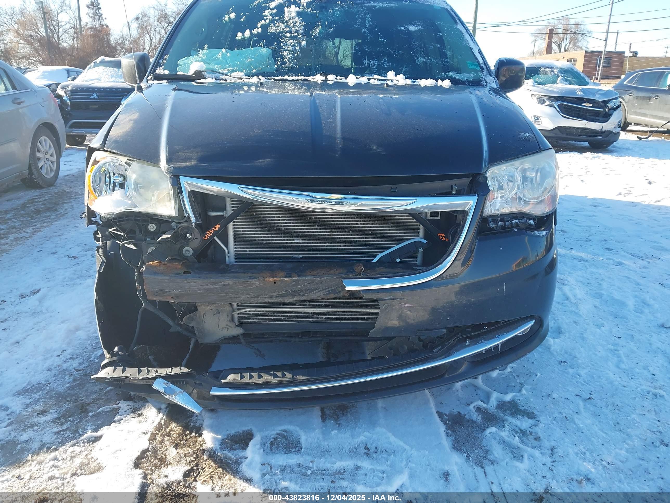 CHRYSLER TOWN image 6