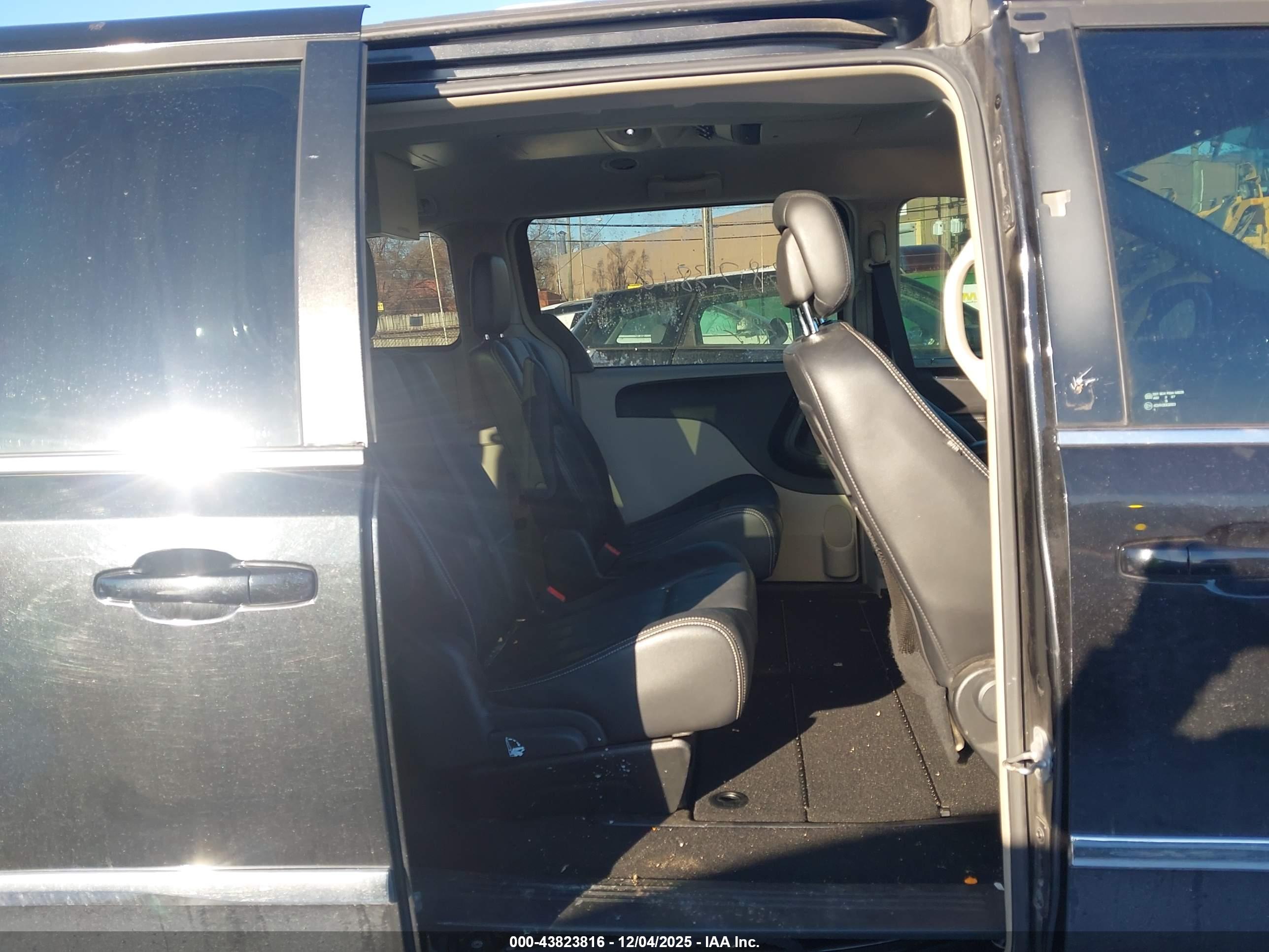 CHRYSLER TOWN image 8