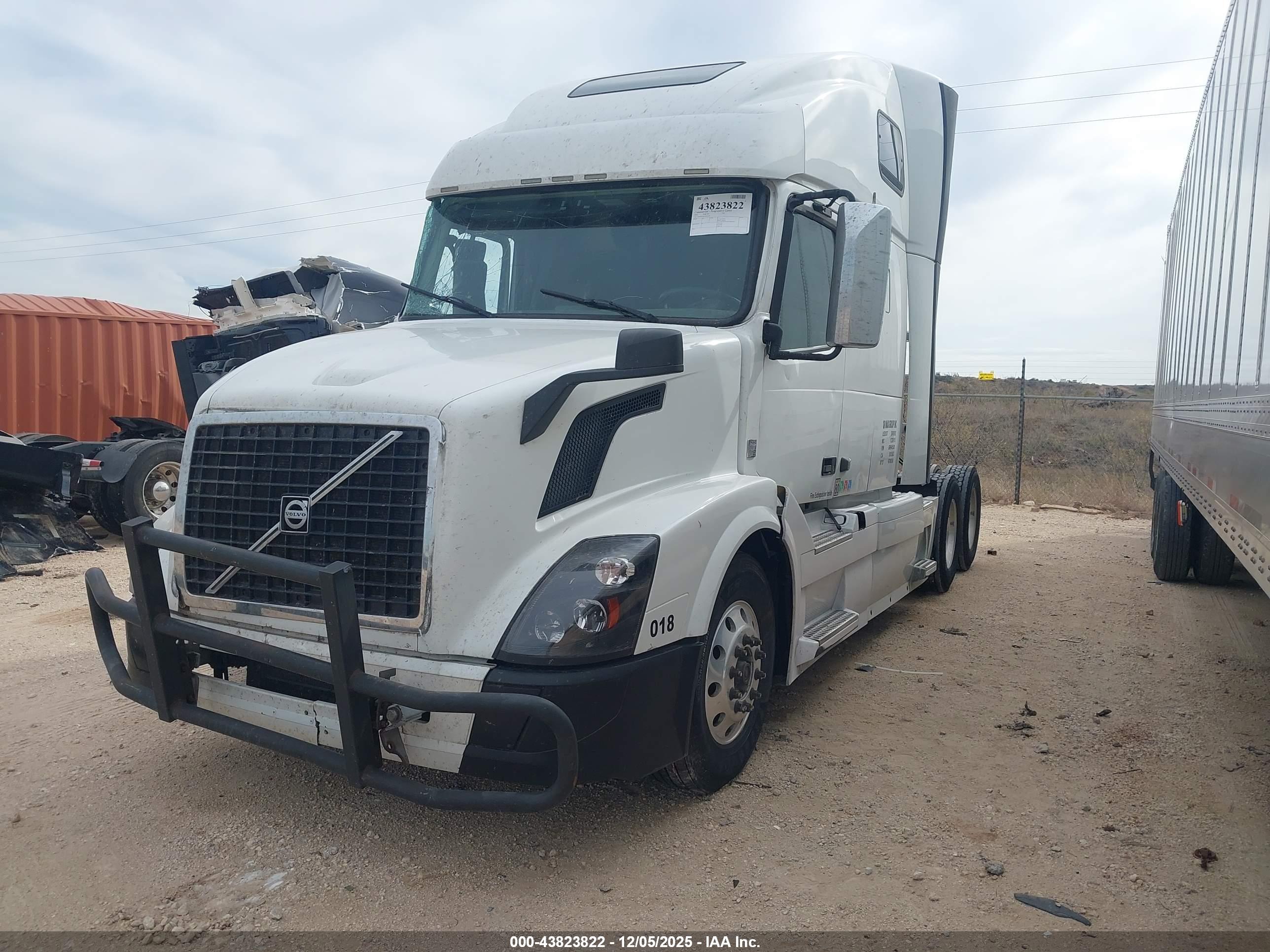 VOLVO VN image 2