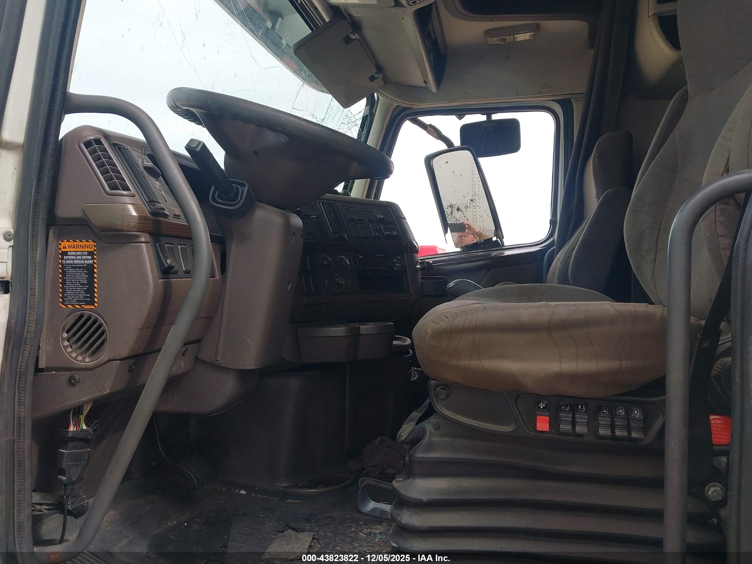 VOLVO VN image 8