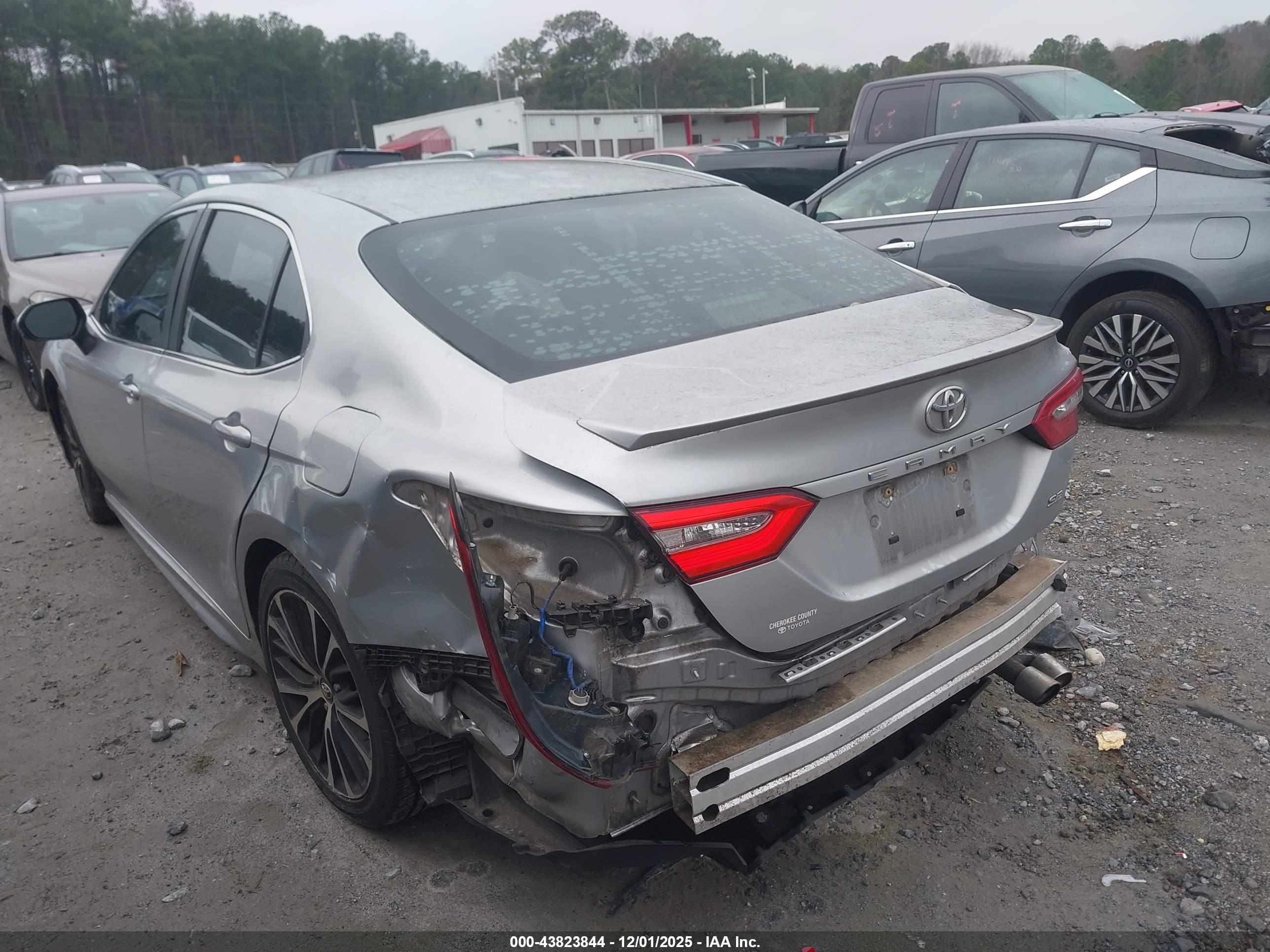 TOYOTA CAMRY image 3