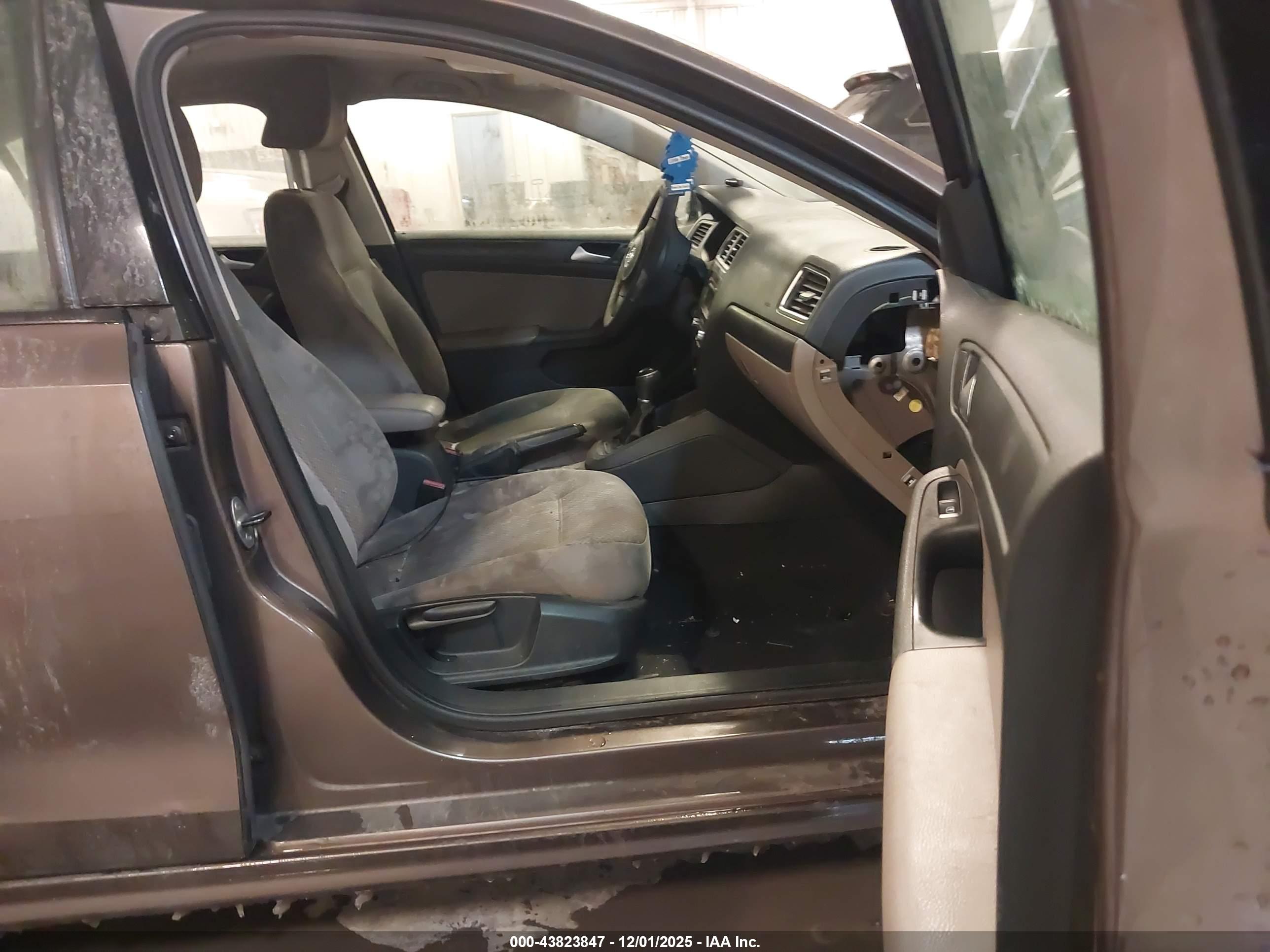 VOLKSWAGEN JETTA image 5