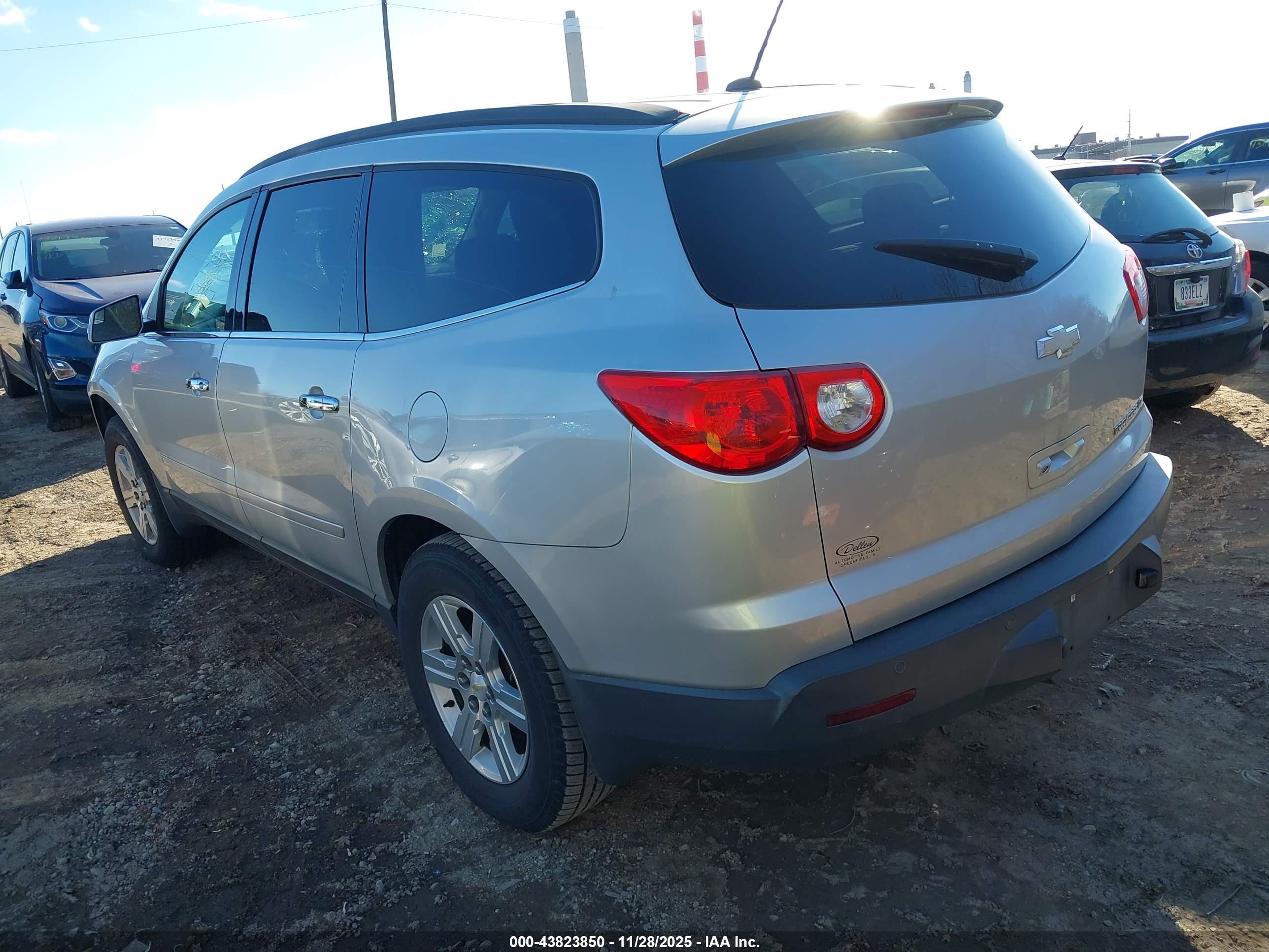 CHEVROLET TRAVERSE image 3