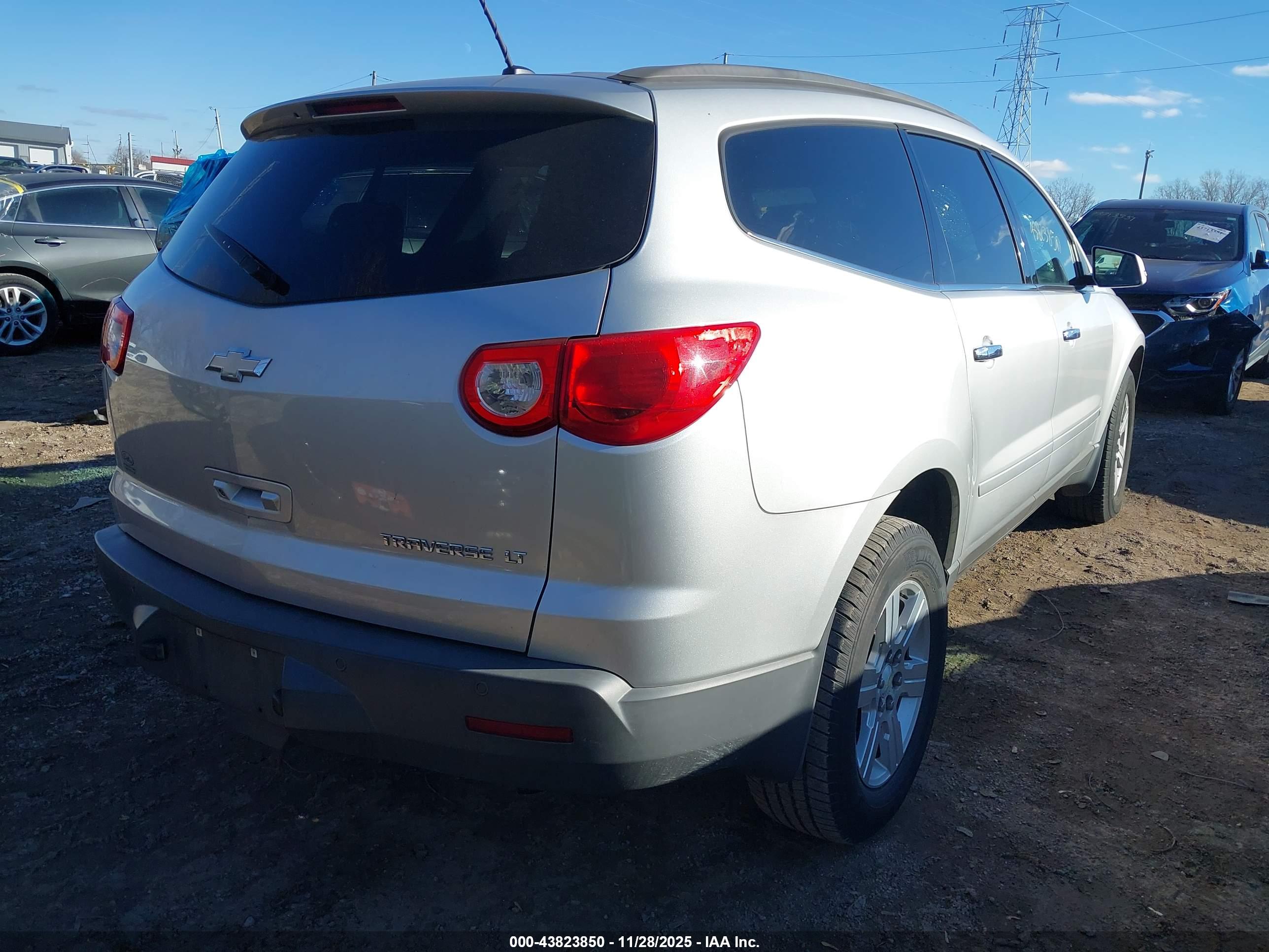 CHEVROLET TRAVERSE image 4