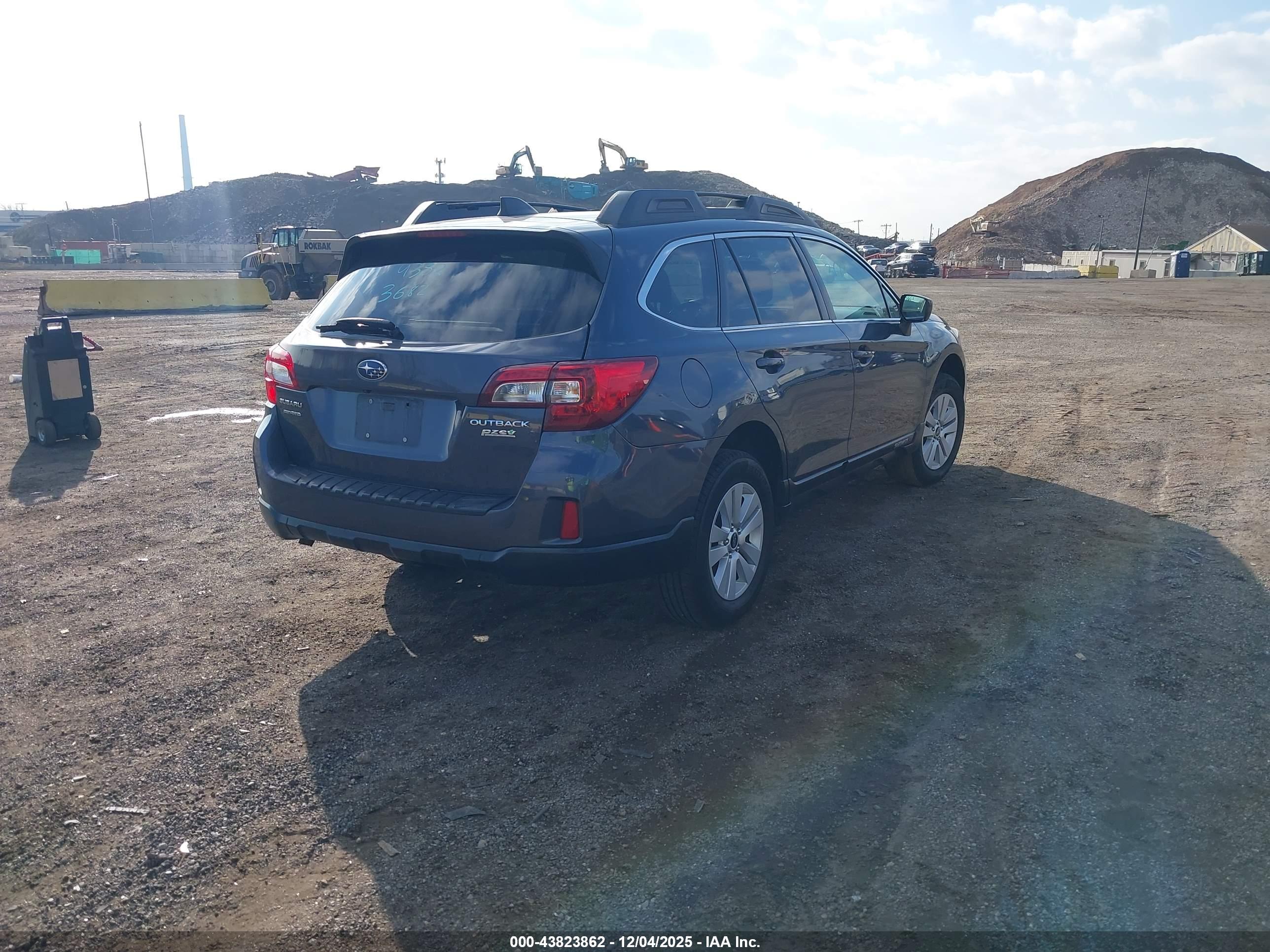 SUBARU OUTBACK image 4