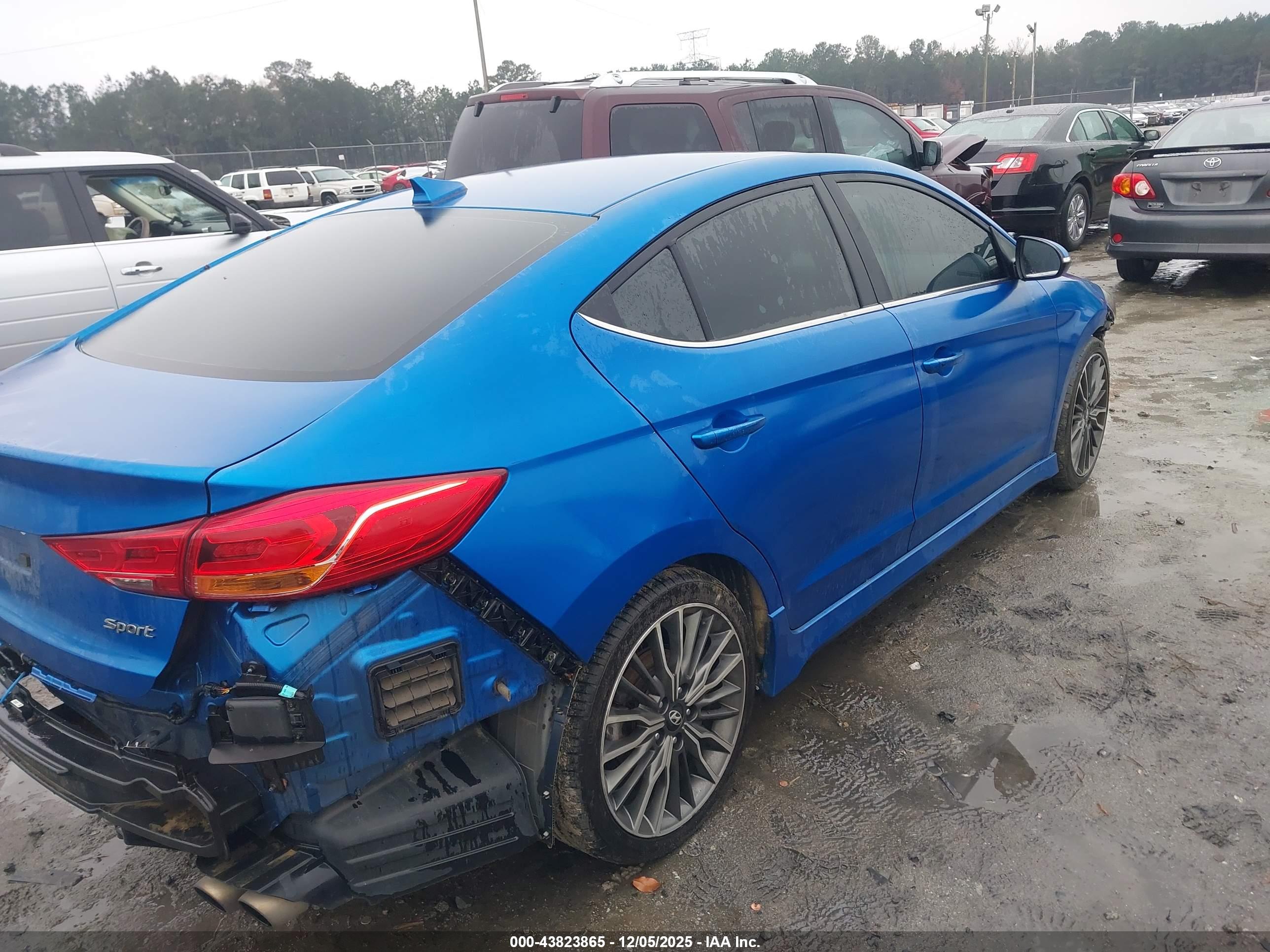 HYUNDAI ELANTRA image 4