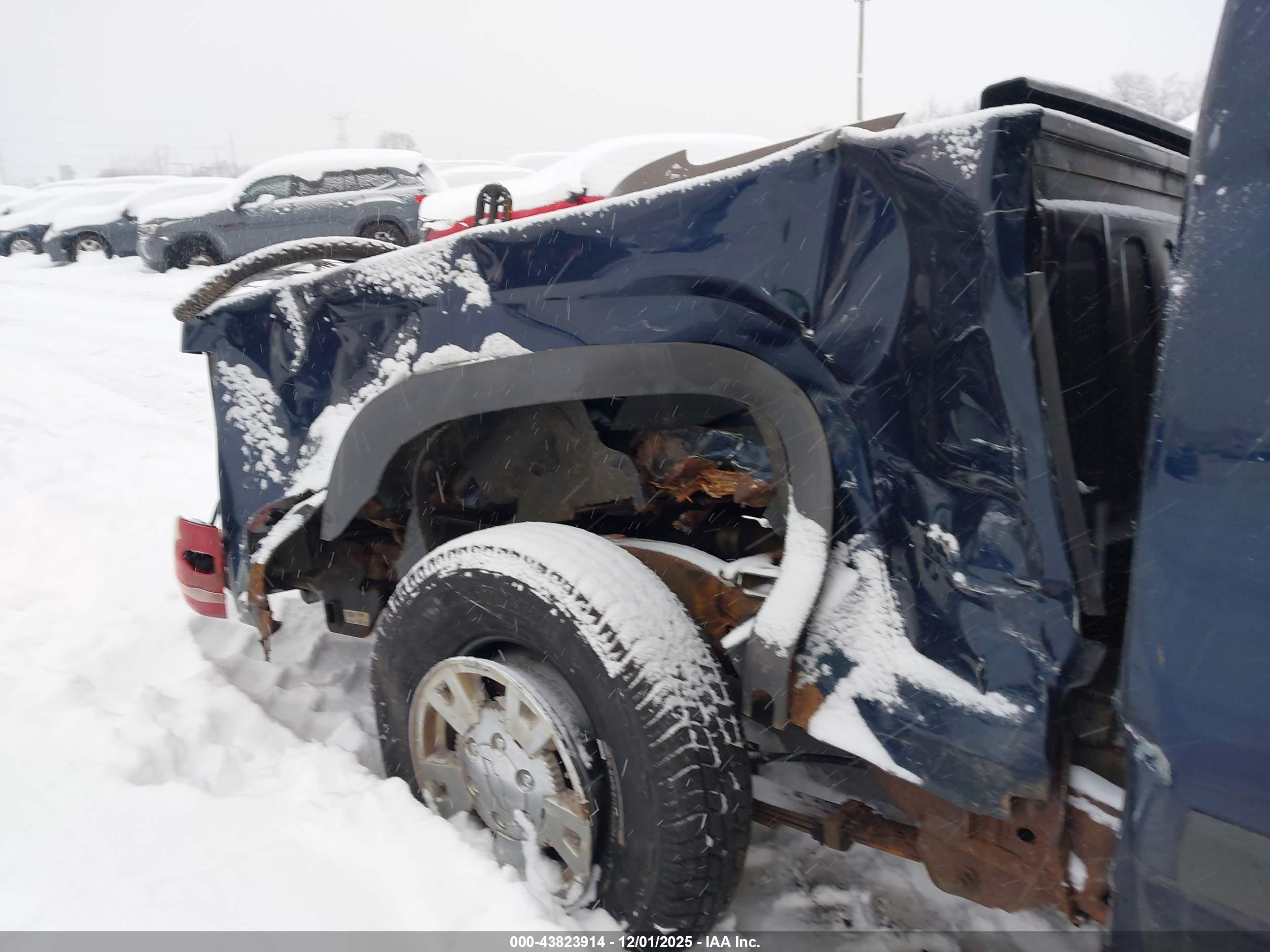 CHEVROLET COLORADO image 6