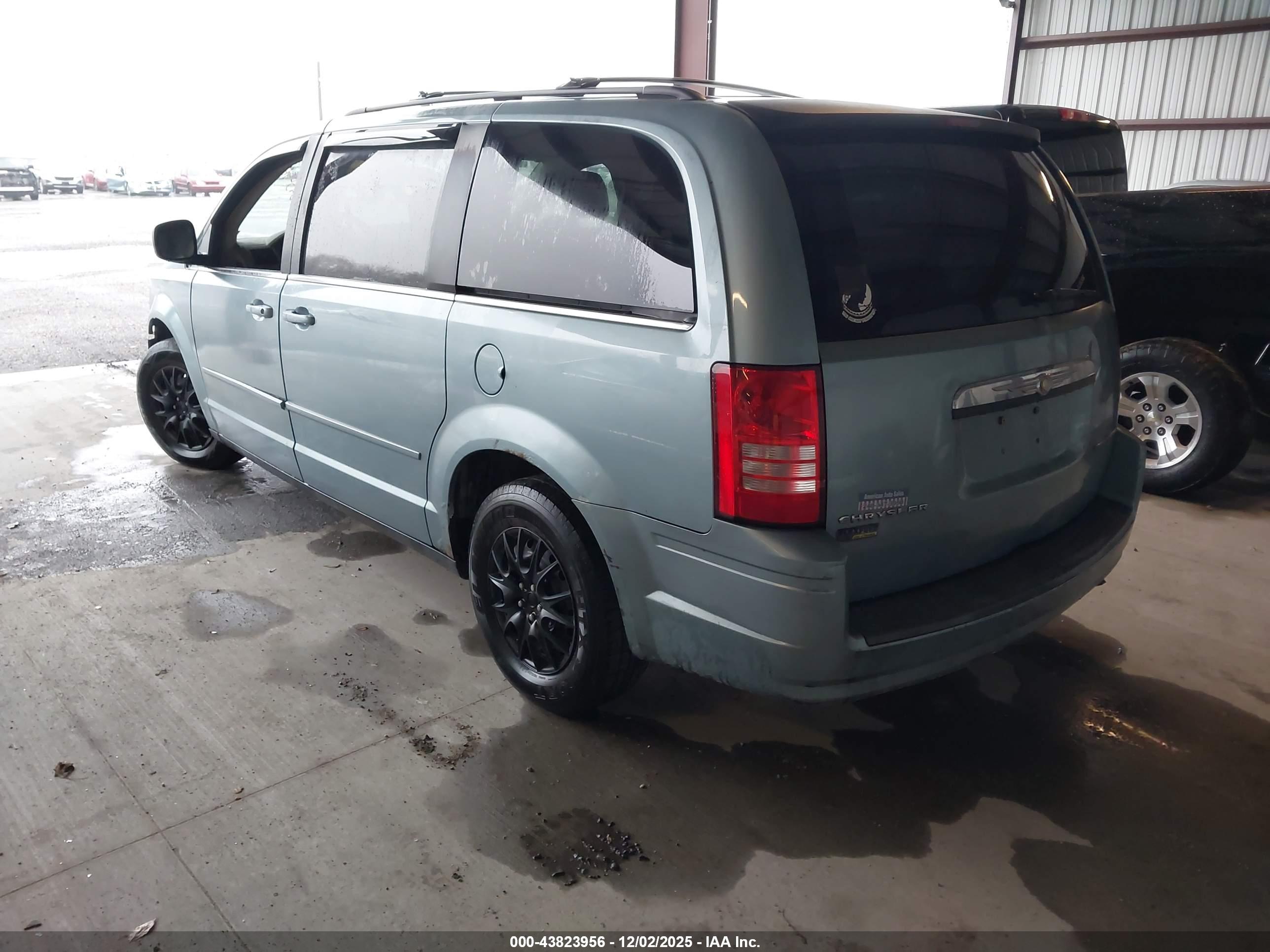 CHRYSLER TOWN image 3