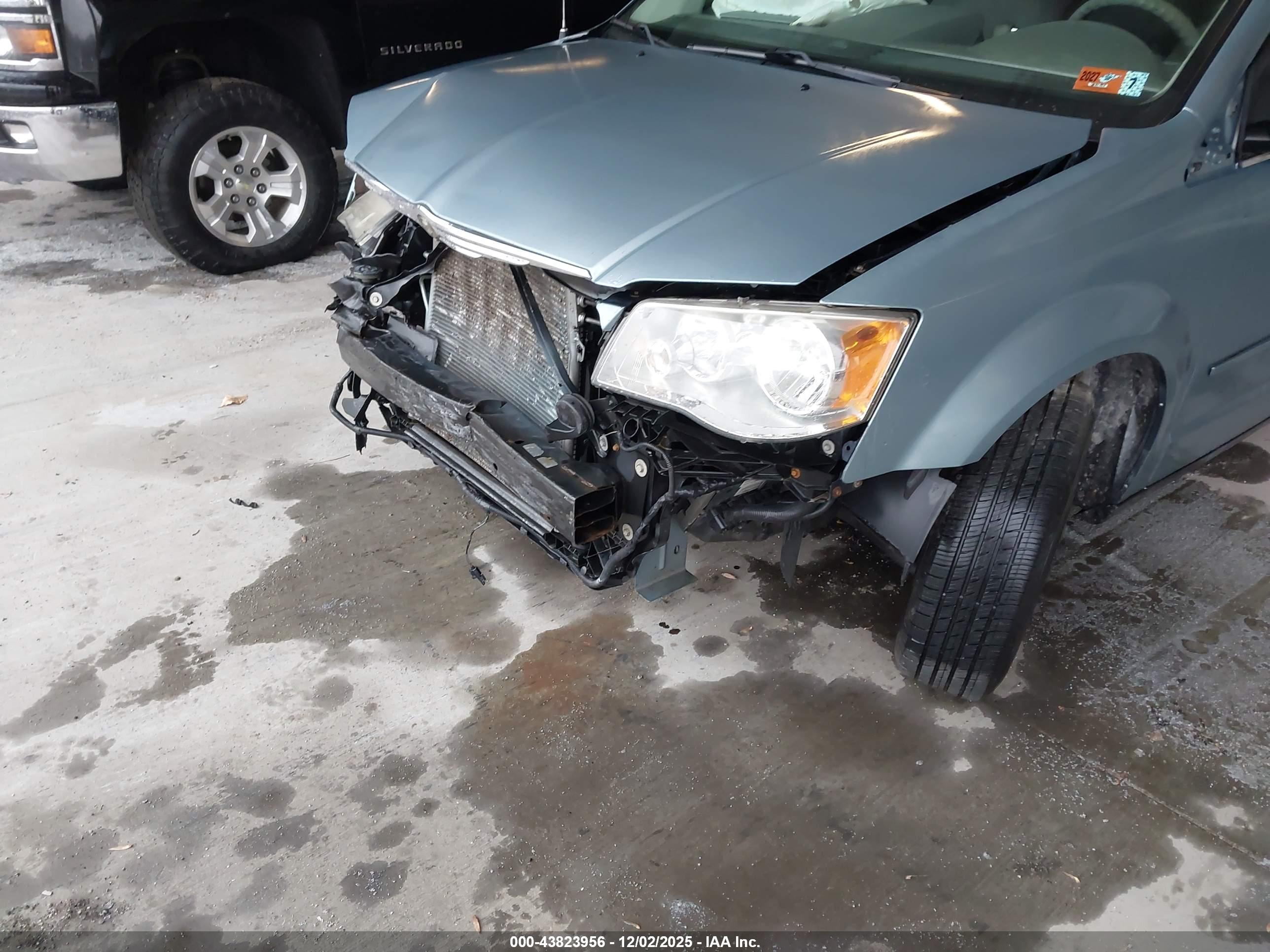 CHRYSLER TOWN image 6