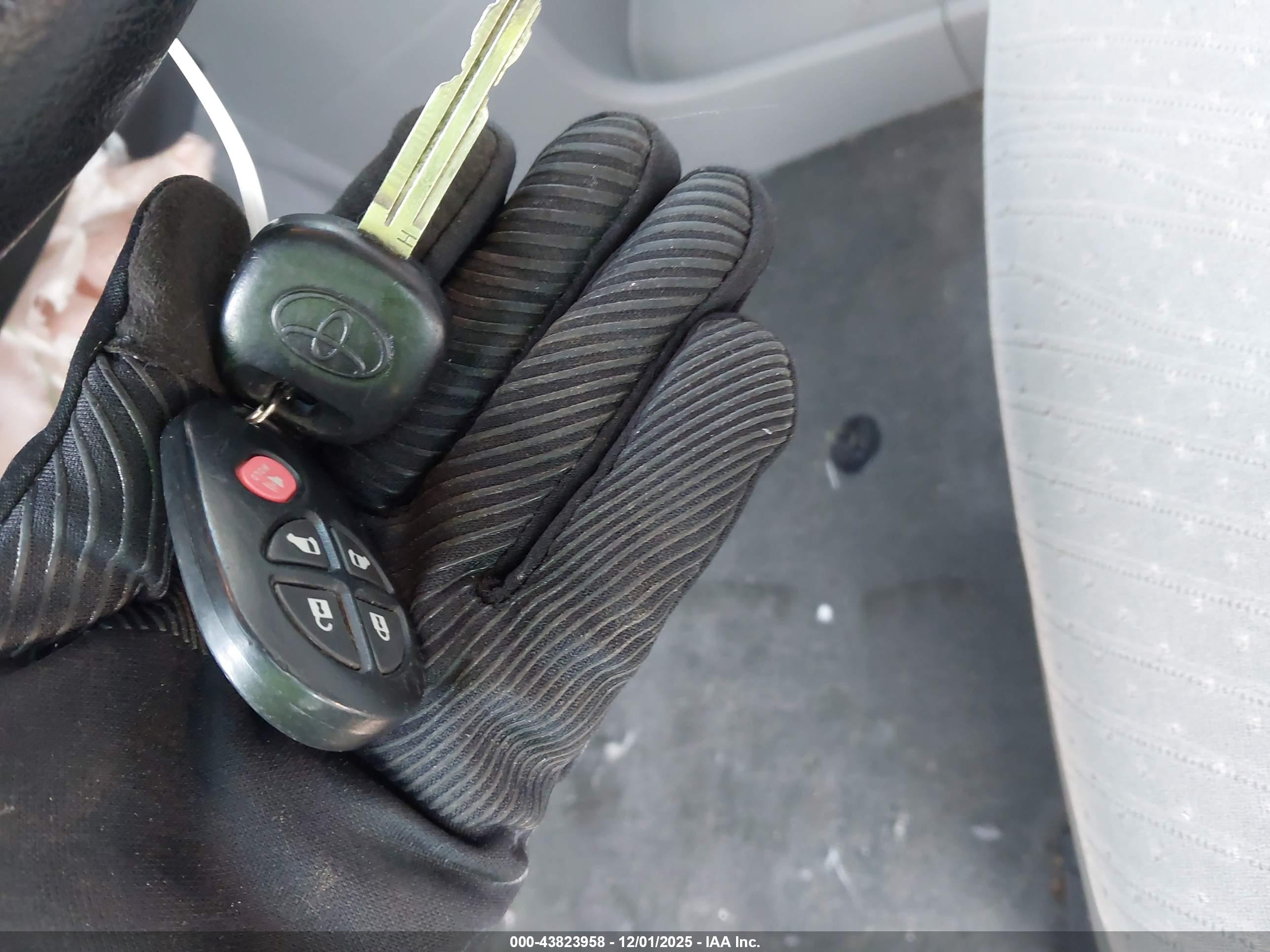 TOYOTA SIENNA image 11