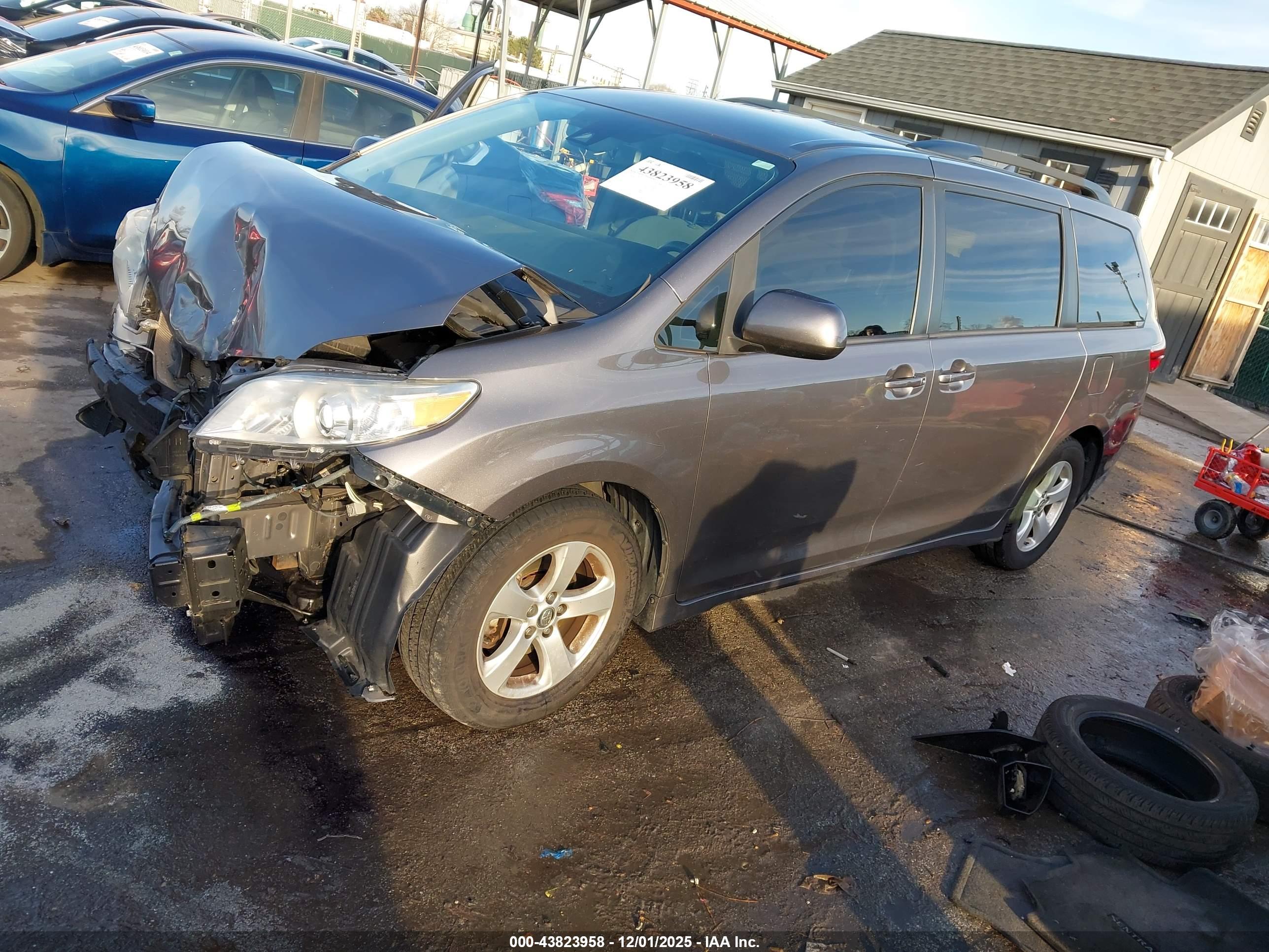 TOYOTA SIENNA image 2