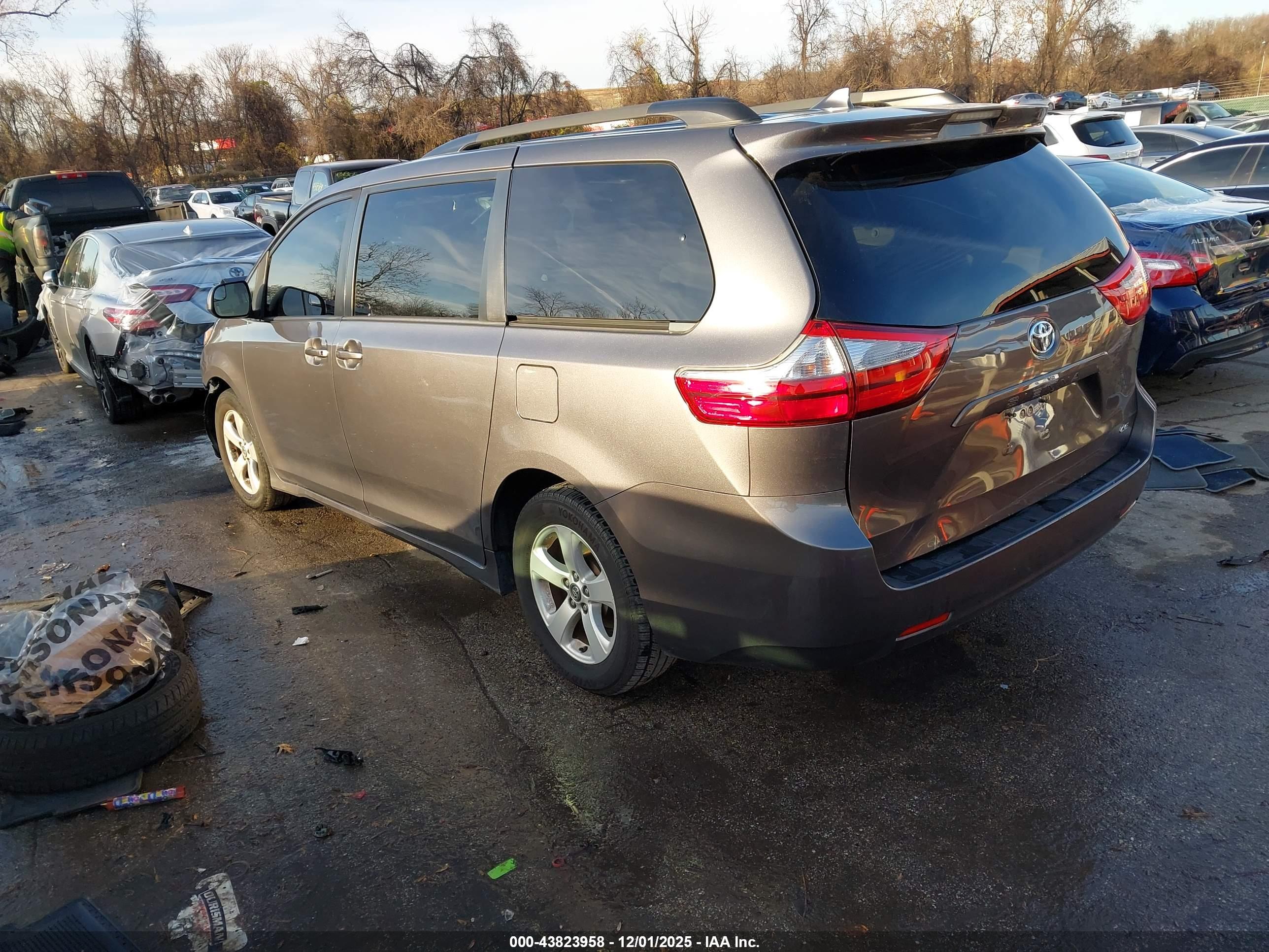 TOYOTA SIENNA image 3