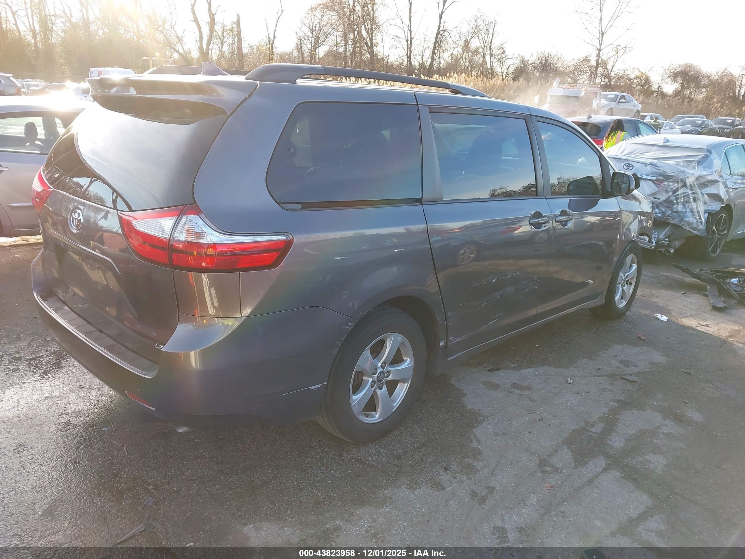TOYOTA SIENNA image 4