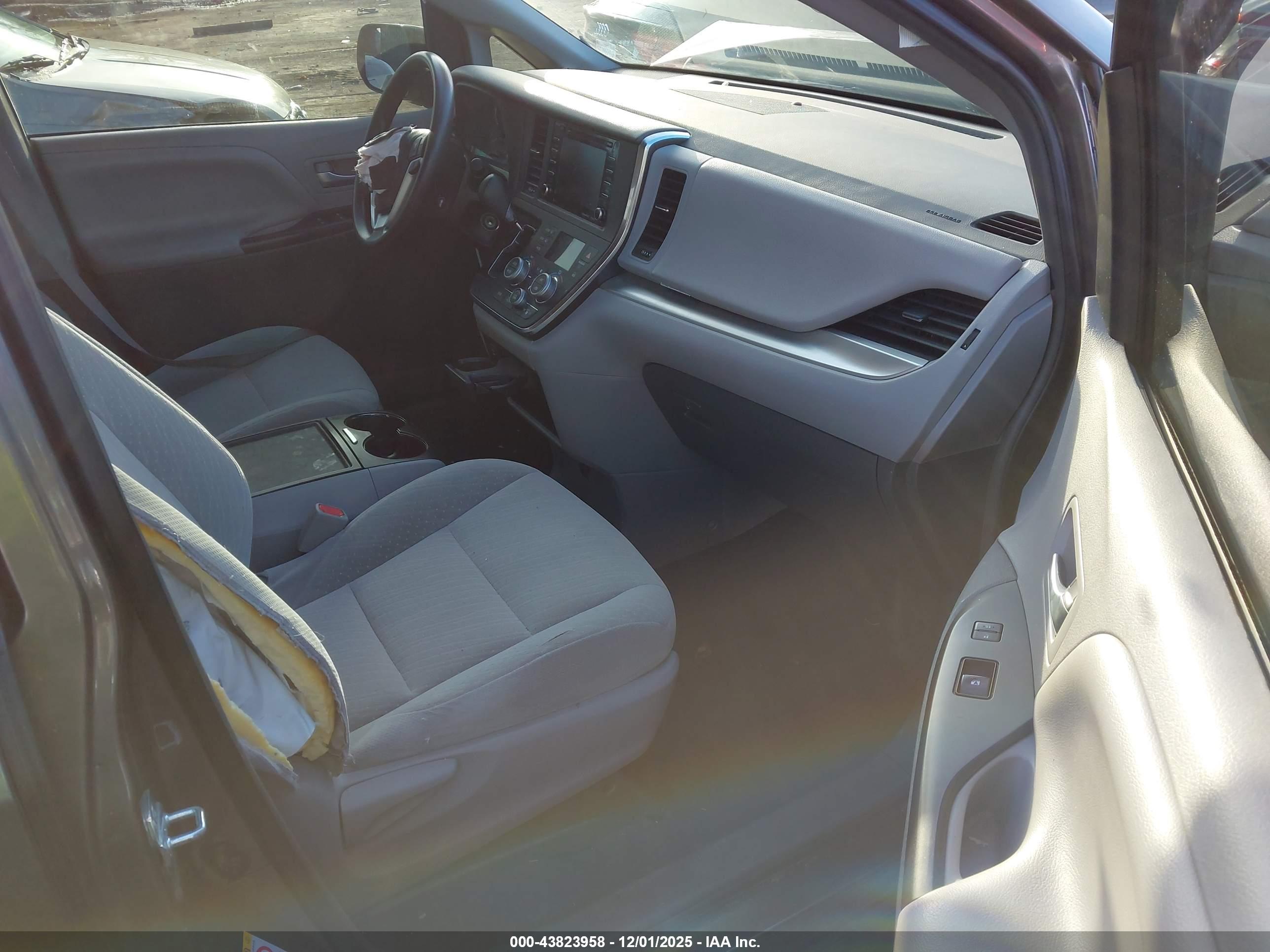 TOYOTA SIENNA image 5