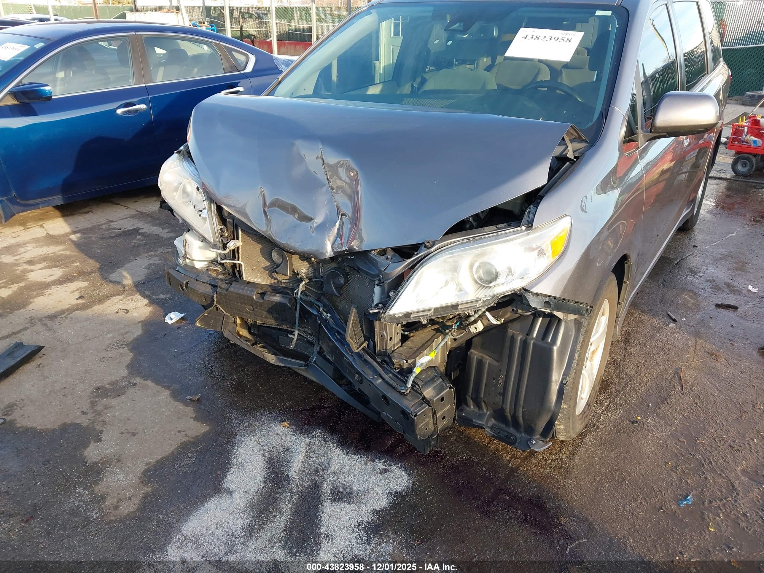 TOYOTA SIENNA image 6