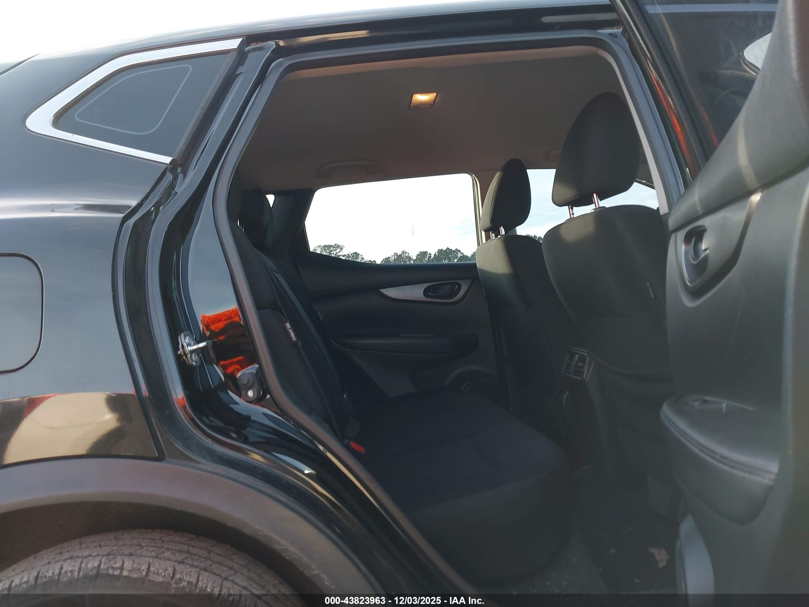 NISSAN ROGUE image 8