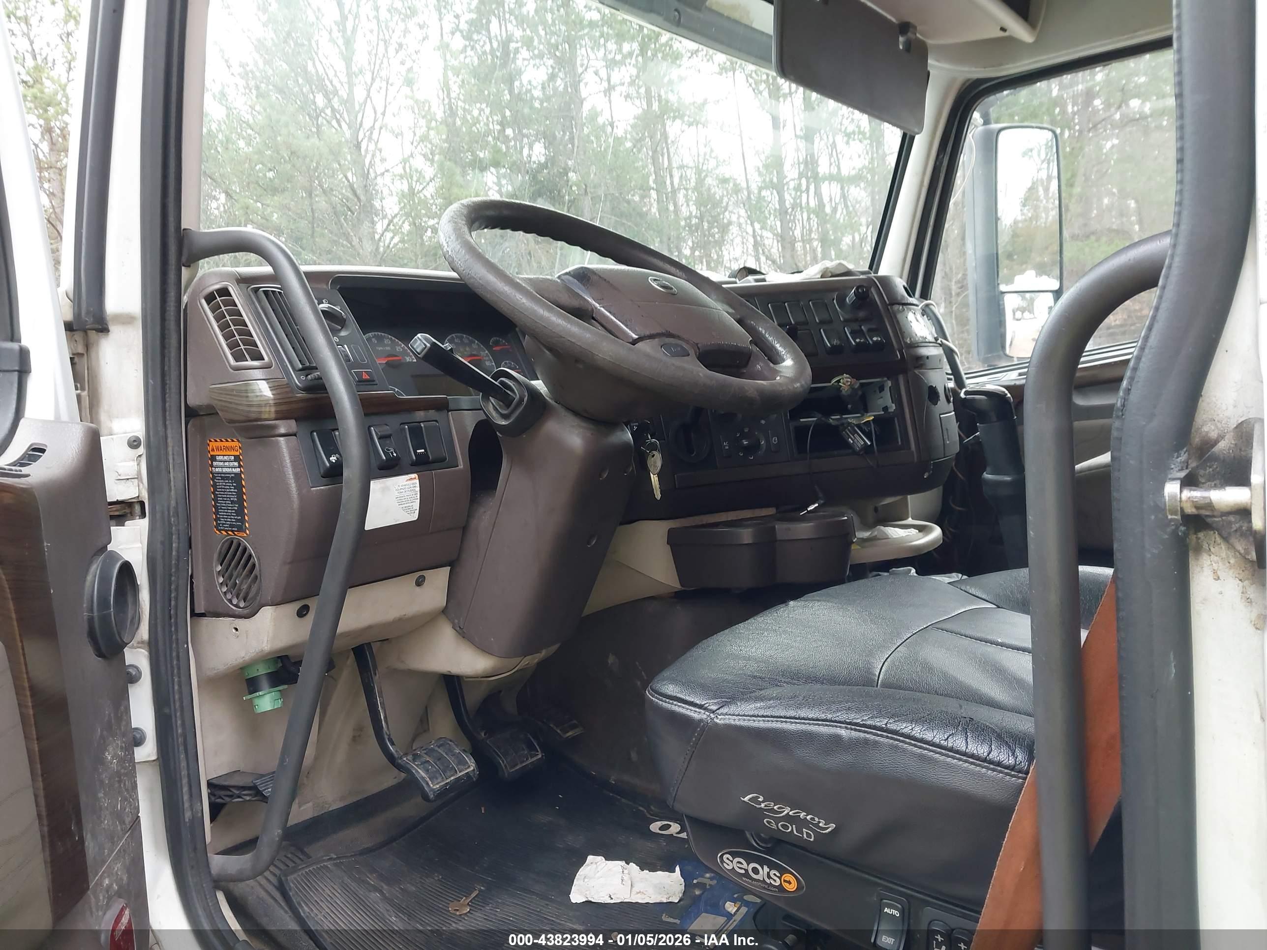 VOLVO VN image 7