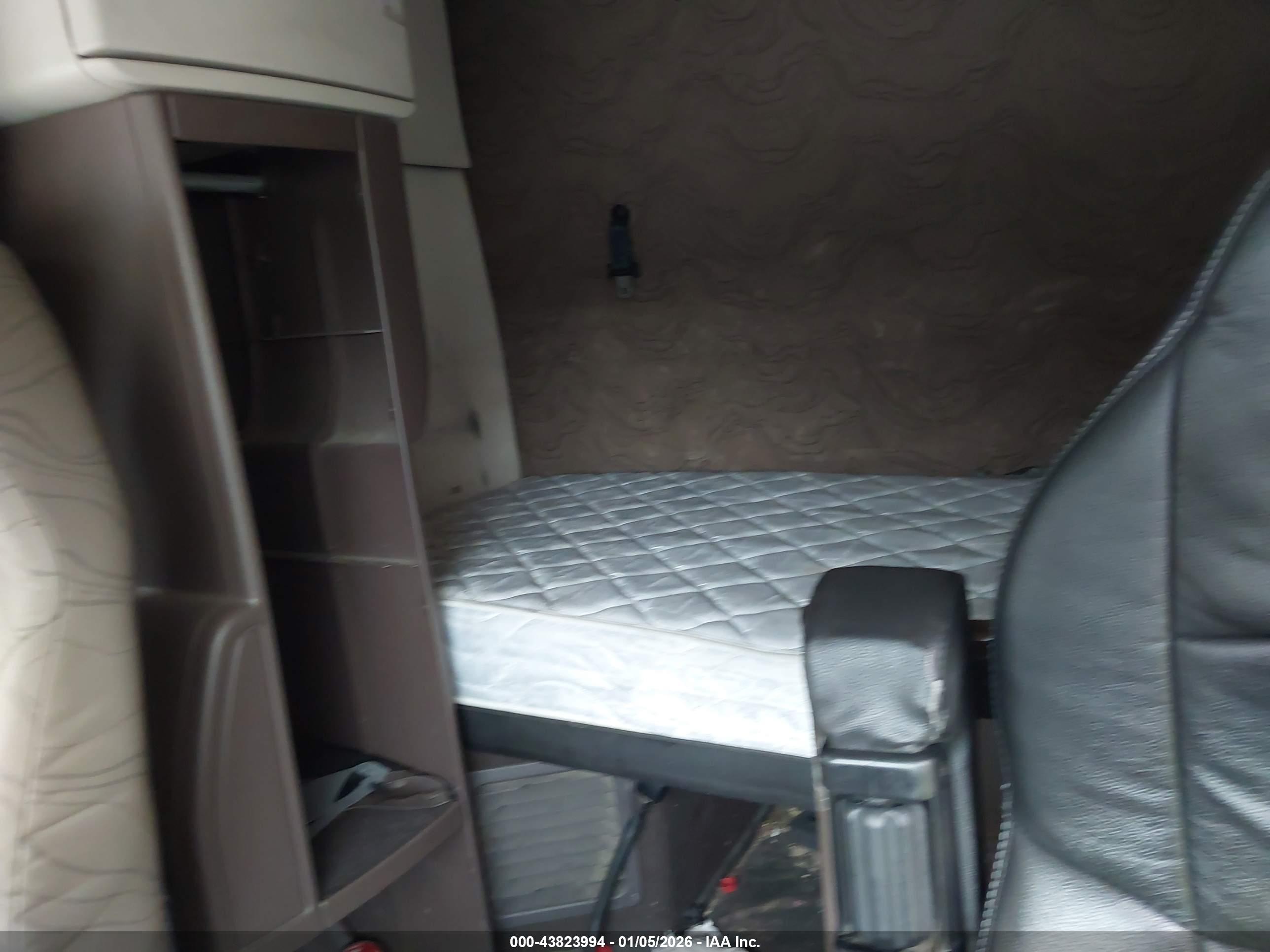 VOLVO VN image 8