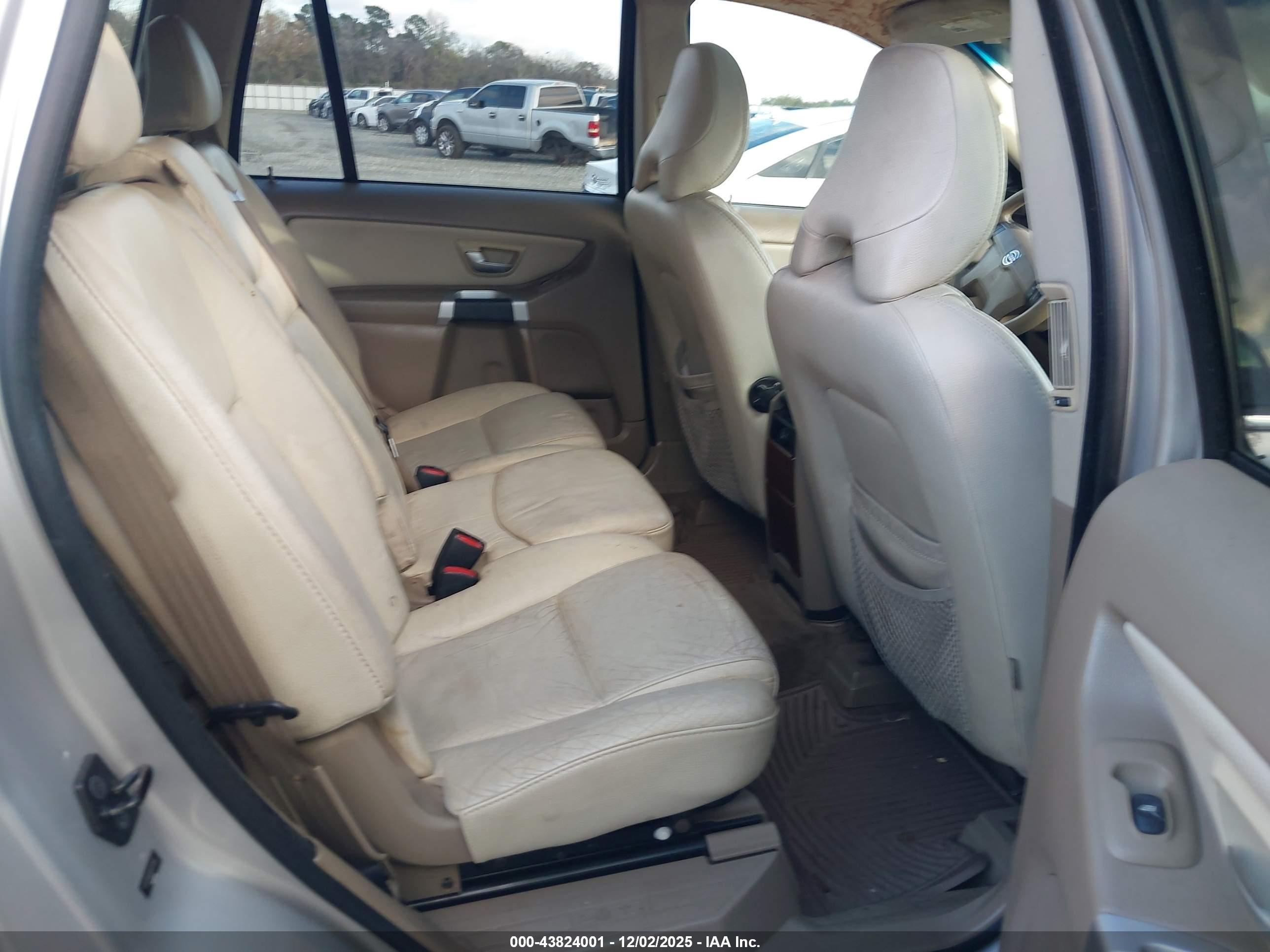 VOLVO XC90 image 8