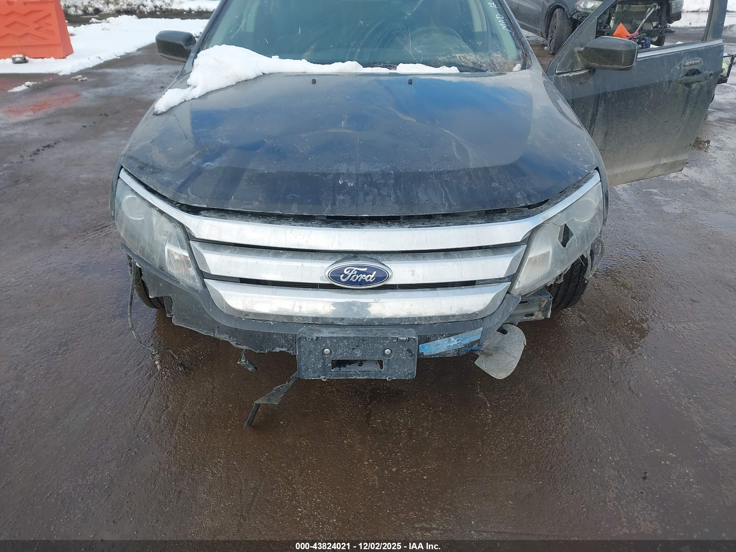 FORD FUSION image 6