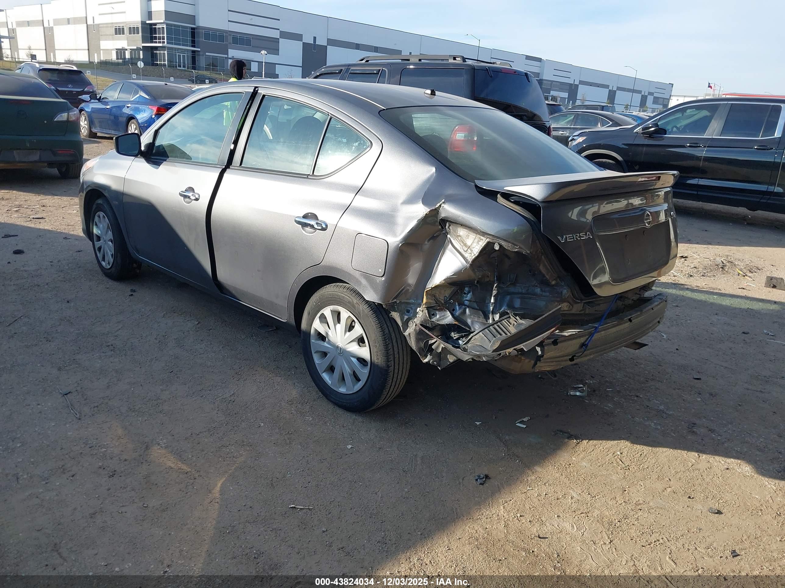 NISSAN VERSA image 3