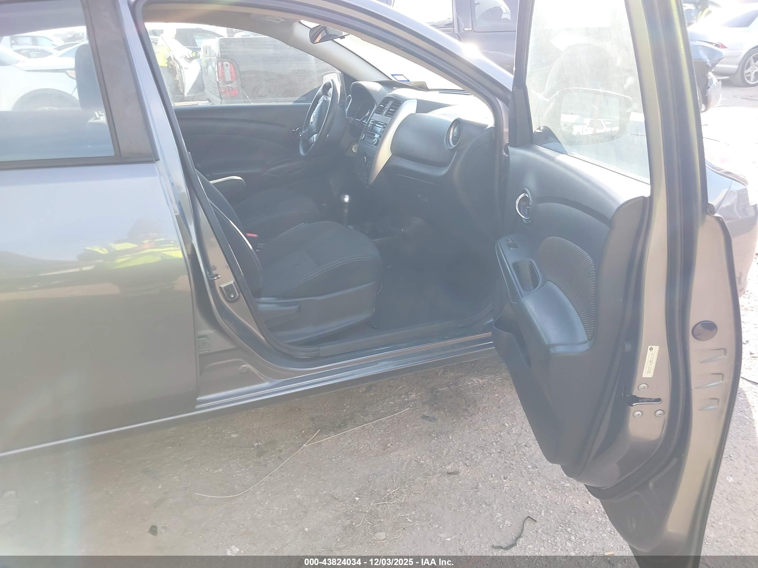 NISSAN VERSA image 5