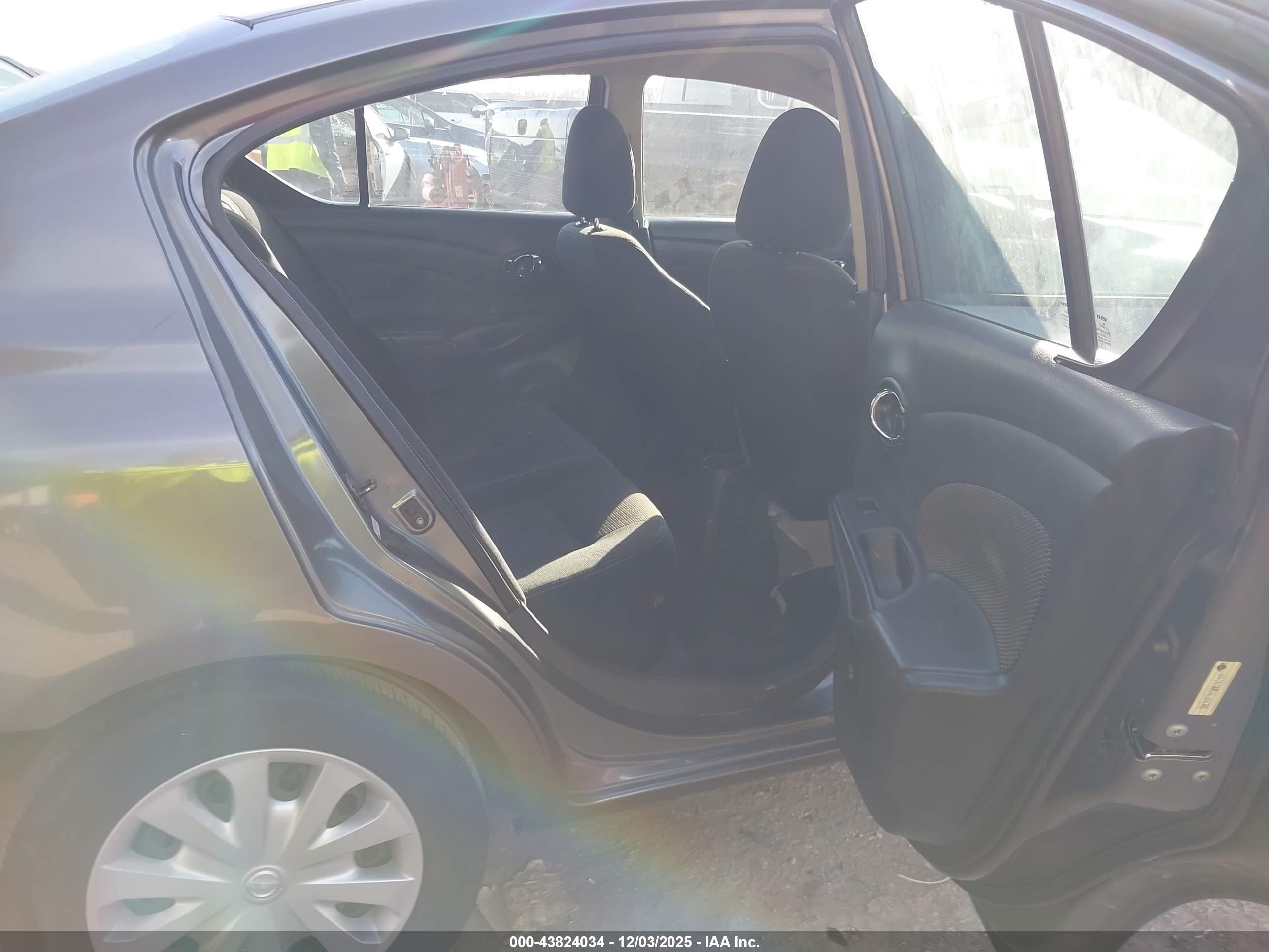 NISSAN VERSA image 8