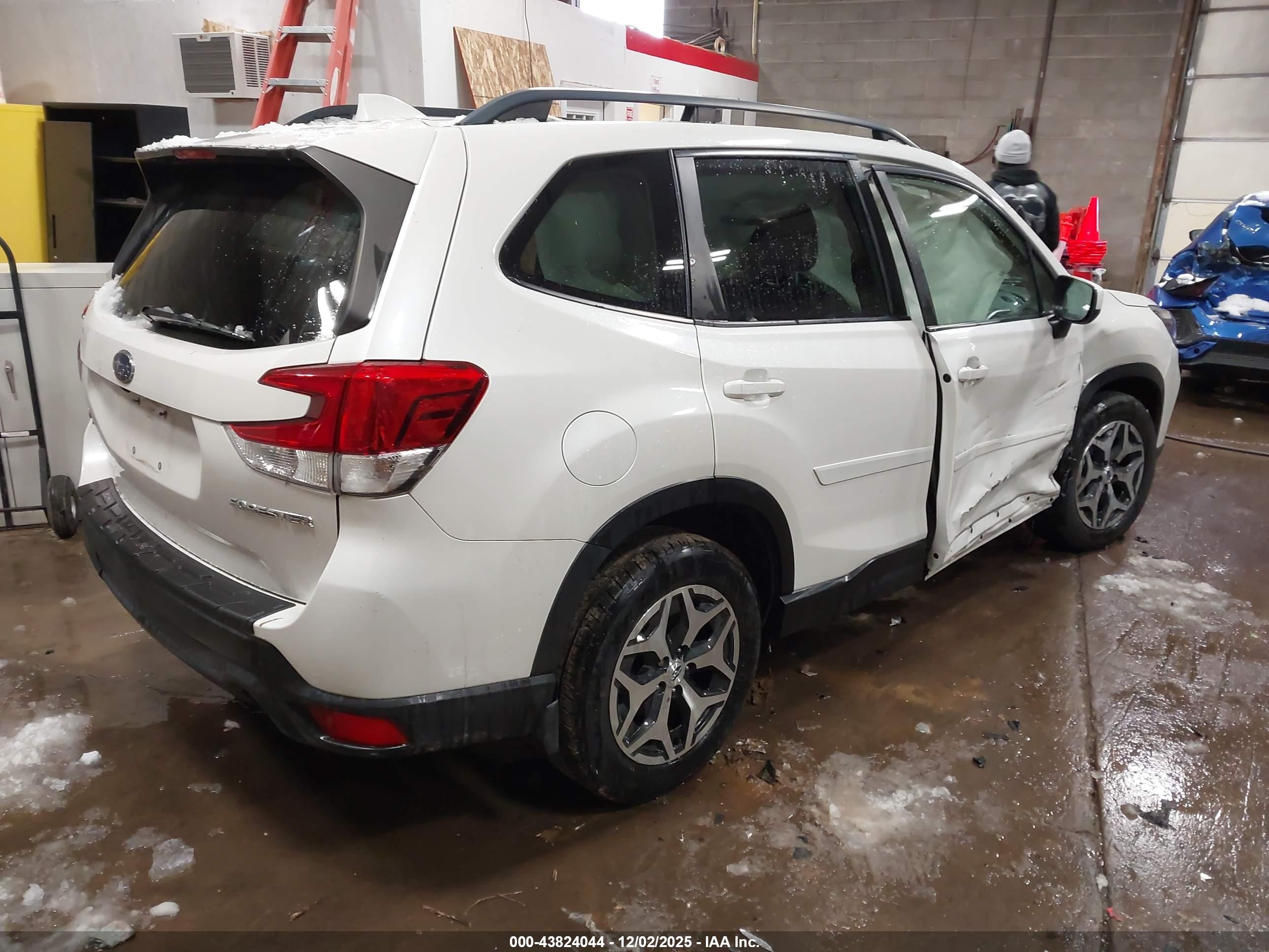 SUBARU FORESTER image 4