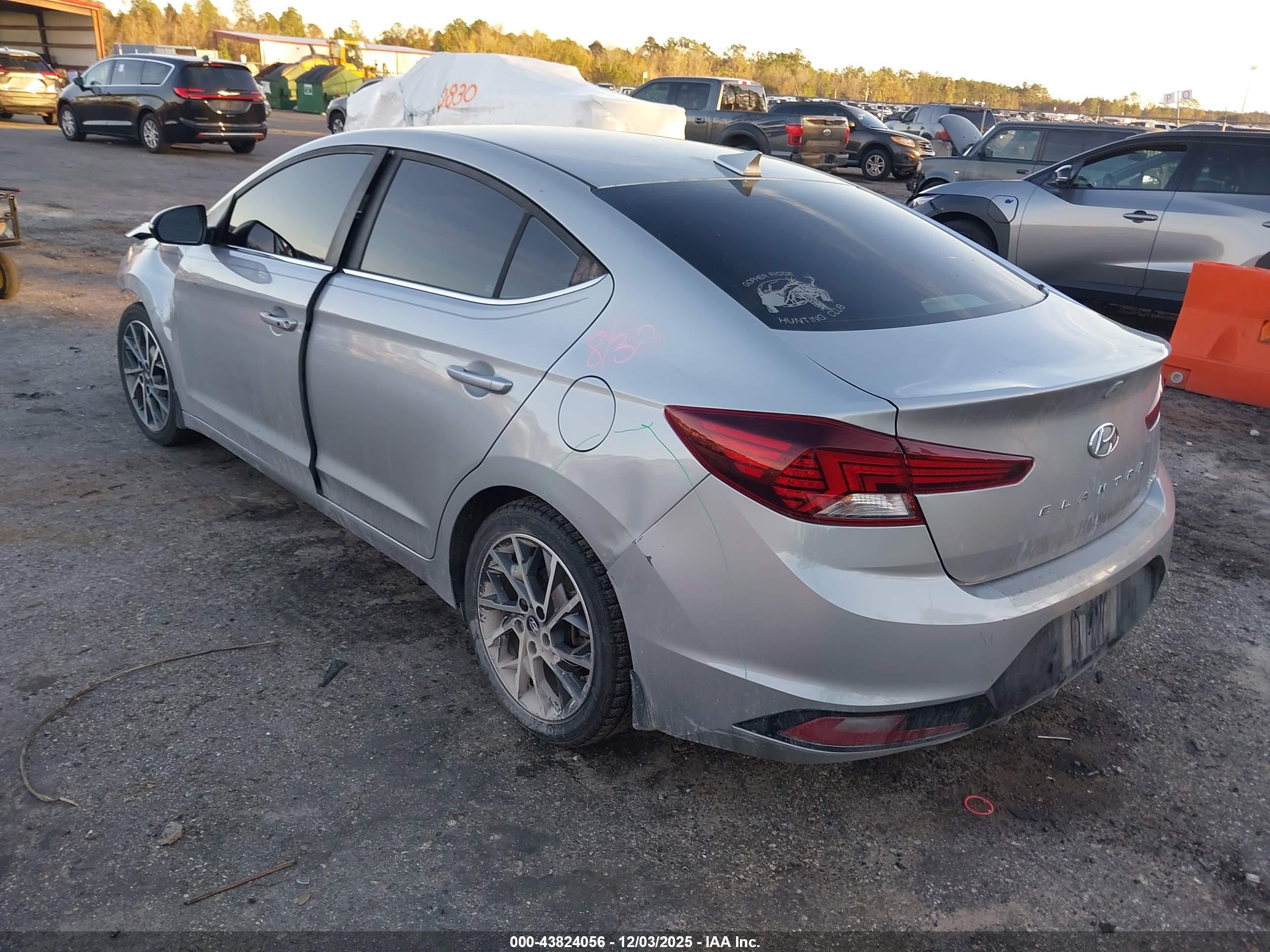 HYUNDAI ELANTRA image 3